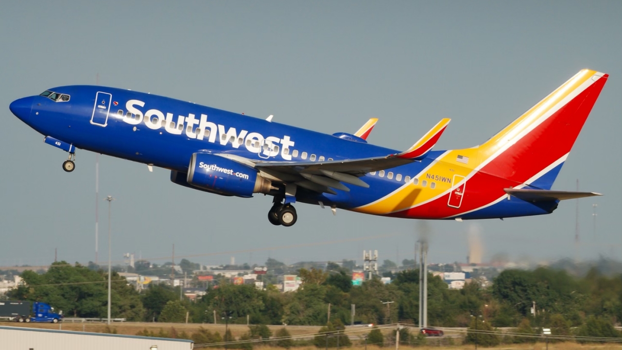 Full size: Southwest Airlines Boeing 737-700 N451WN at Will Rogers World Airport