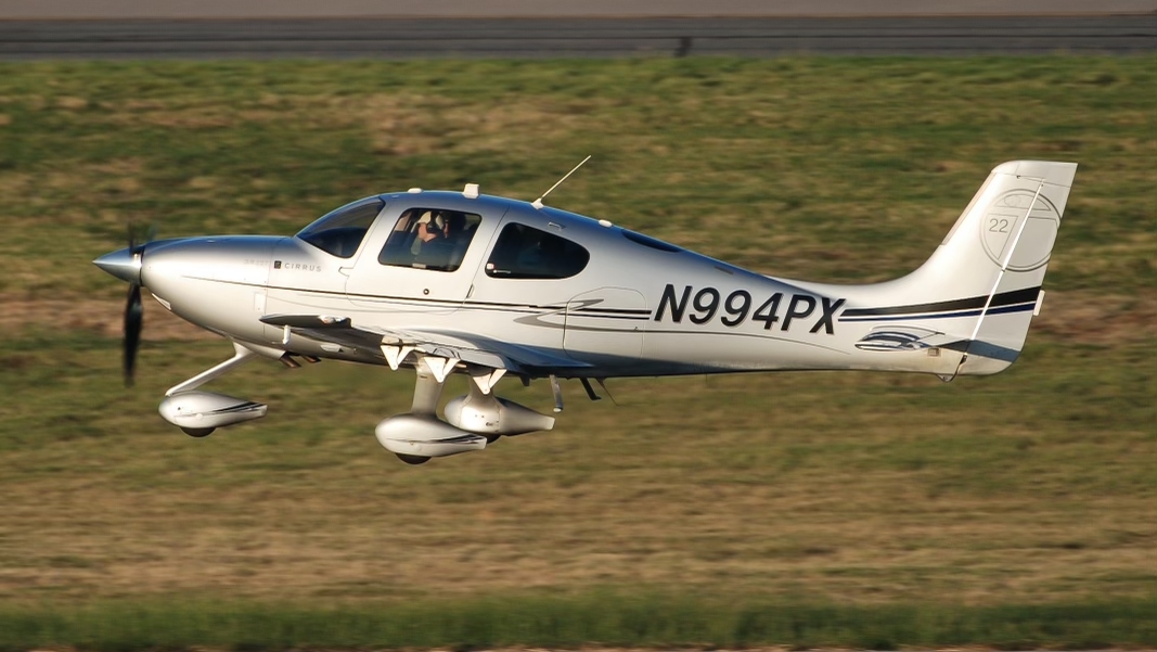 Full size: PRIVATE Cirrus SR-22 N994PX at Dallas Love Field Airport