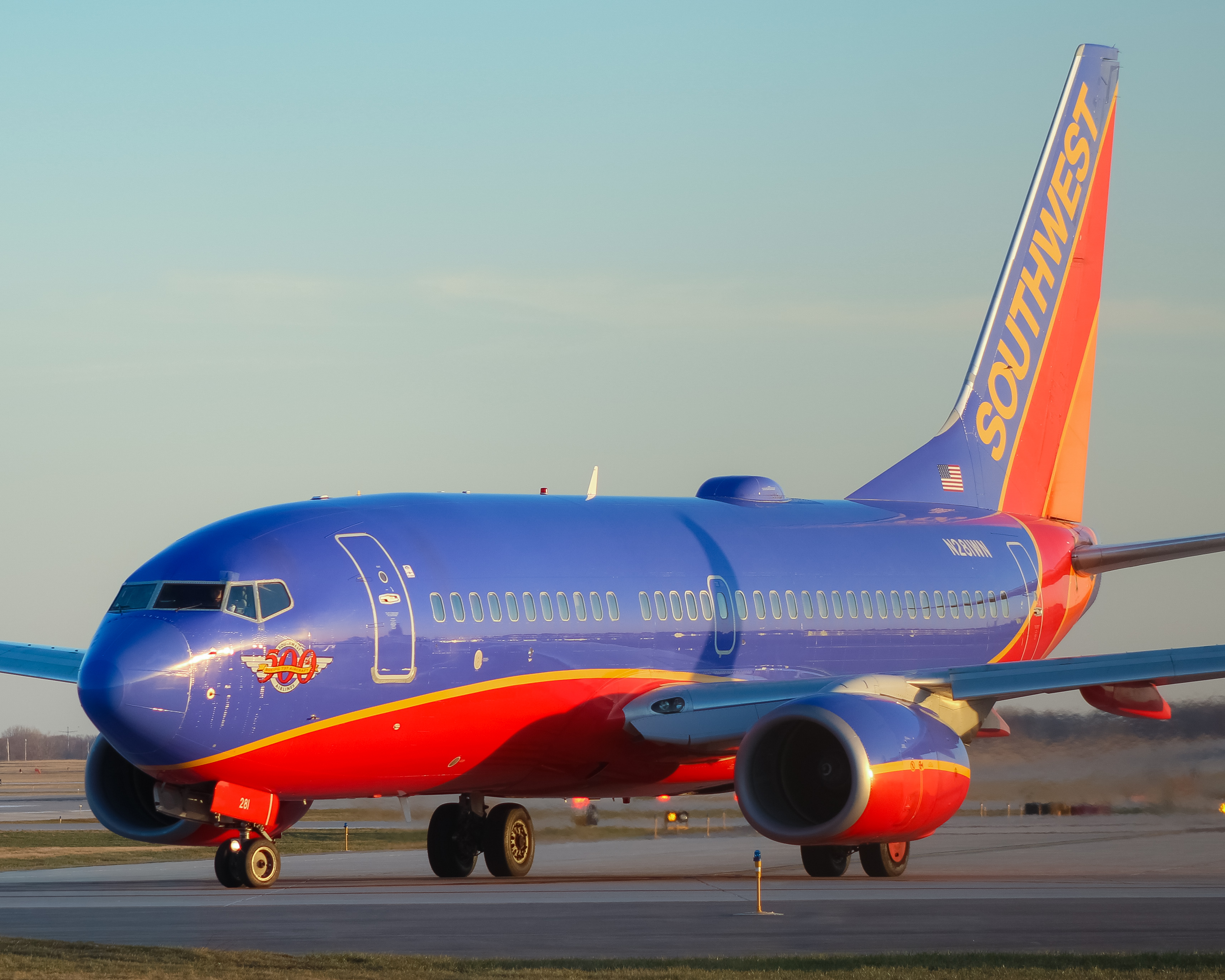 Full size: Southwest Airlines Boeing 737-700 N281WN at General Mitchell International Airport