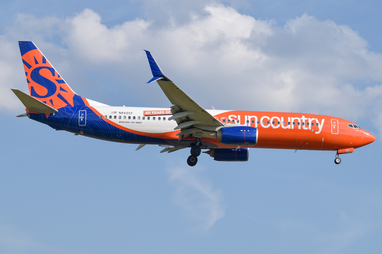 Full size: Sun Country Airlines Boeing 737-800 N842SY at Raleigh-Durham International Airport