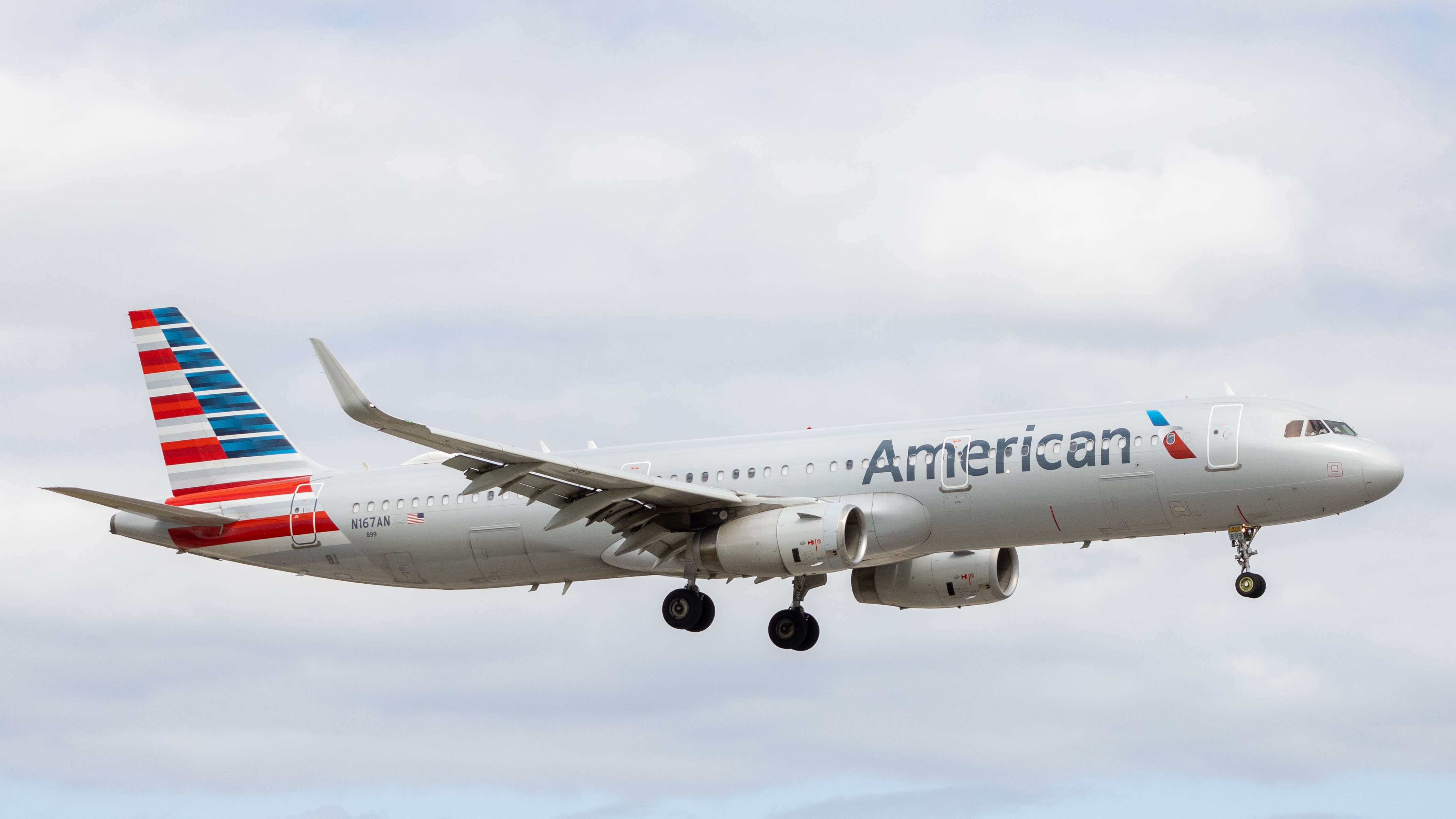 Full size: American Airlines Airbus A321-200 N167AN at Miami International Airport