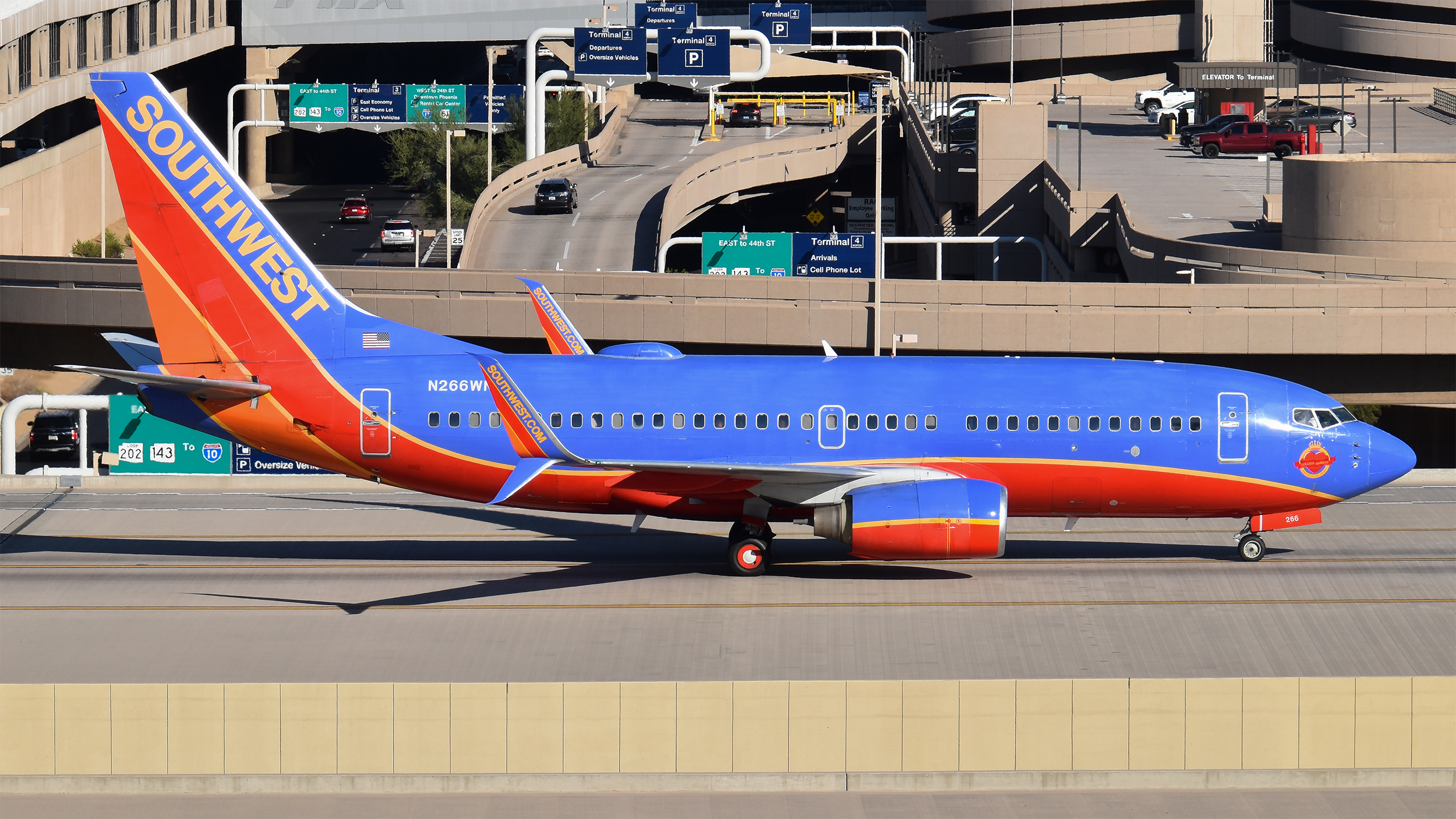 Full size: Southwest Airlines Boeing 737-700 N266WN at Phoenix Sky Harbor International Airport