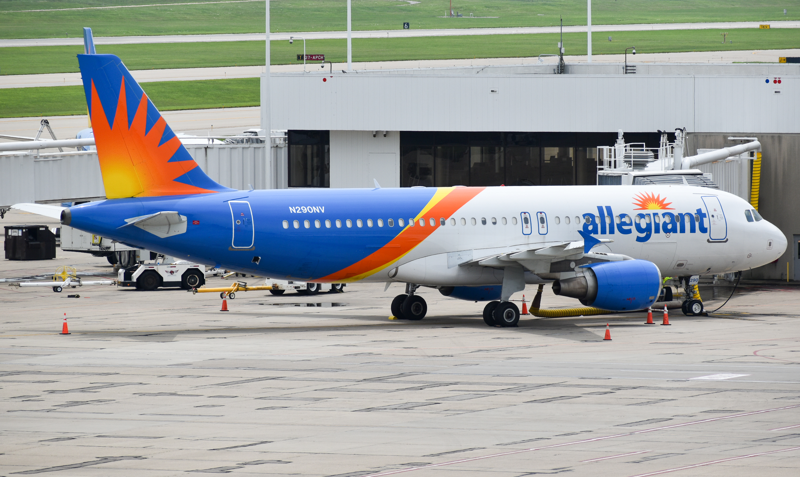 Full size: Allegiant Air Airbus A320 N290NV at Cincinnati/Northern Kentucky International Airport