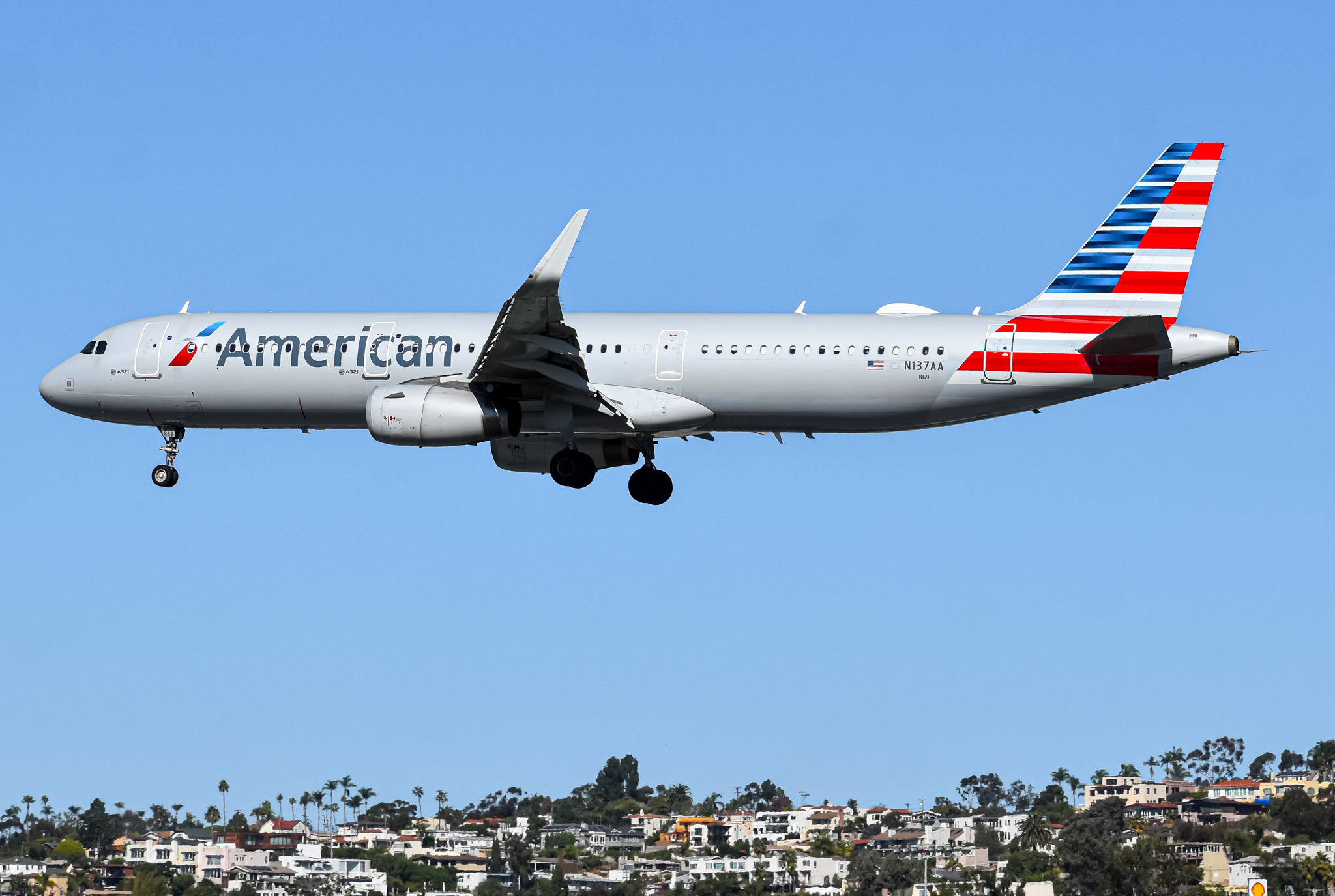 Full size: American Airlines Airbus A321-200 N137AA at San Diego International Airport