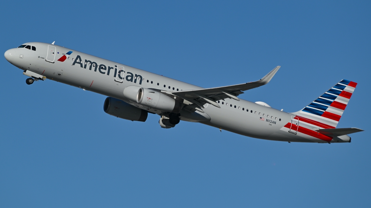 Full size: American Airlines Airbus A321-200 N112AN at Los Angeles International Airport