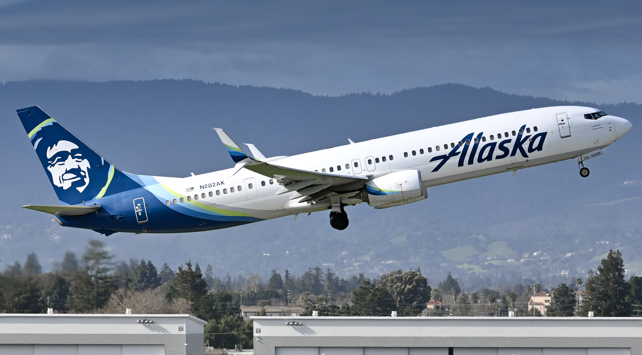Full size: Alaska Airlines Boeing 737-900ER N282AK at Norman Y Mineta San Jose International Airport