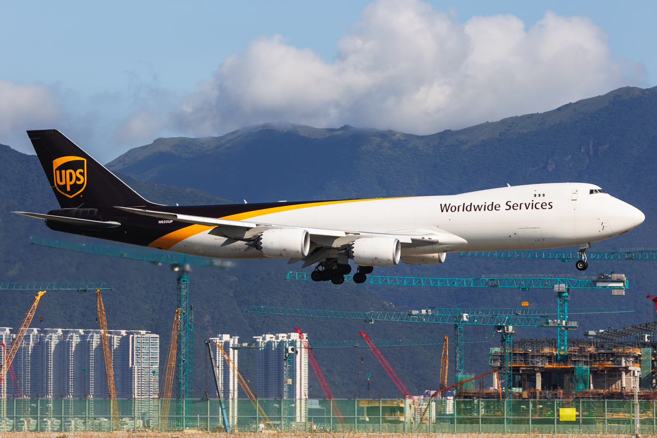 Full size: United Parcel Service Boeing 747-8F N620UP at Hong Kong International Airport