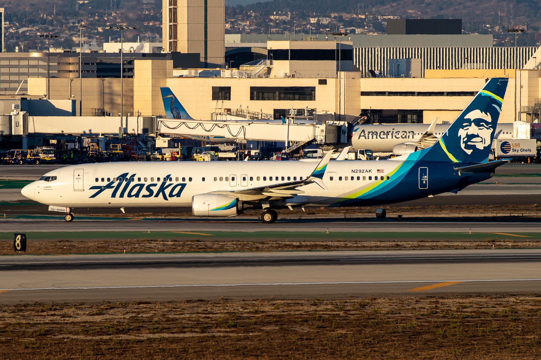 Full size: Alaska Airlines Boeing 737-900ER N292AK at Los Angeles International Airport