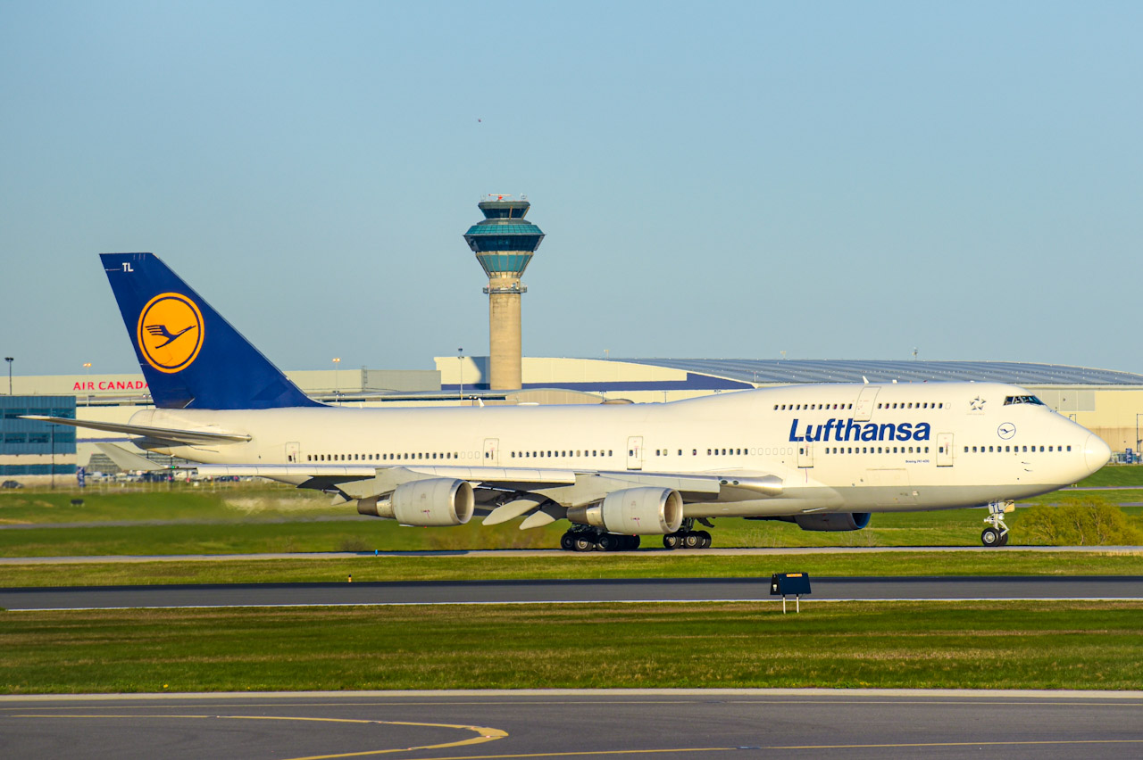 Full size: Lufthansa Boeing 747-400 D-ABTL at Lester B Pearson International Airport