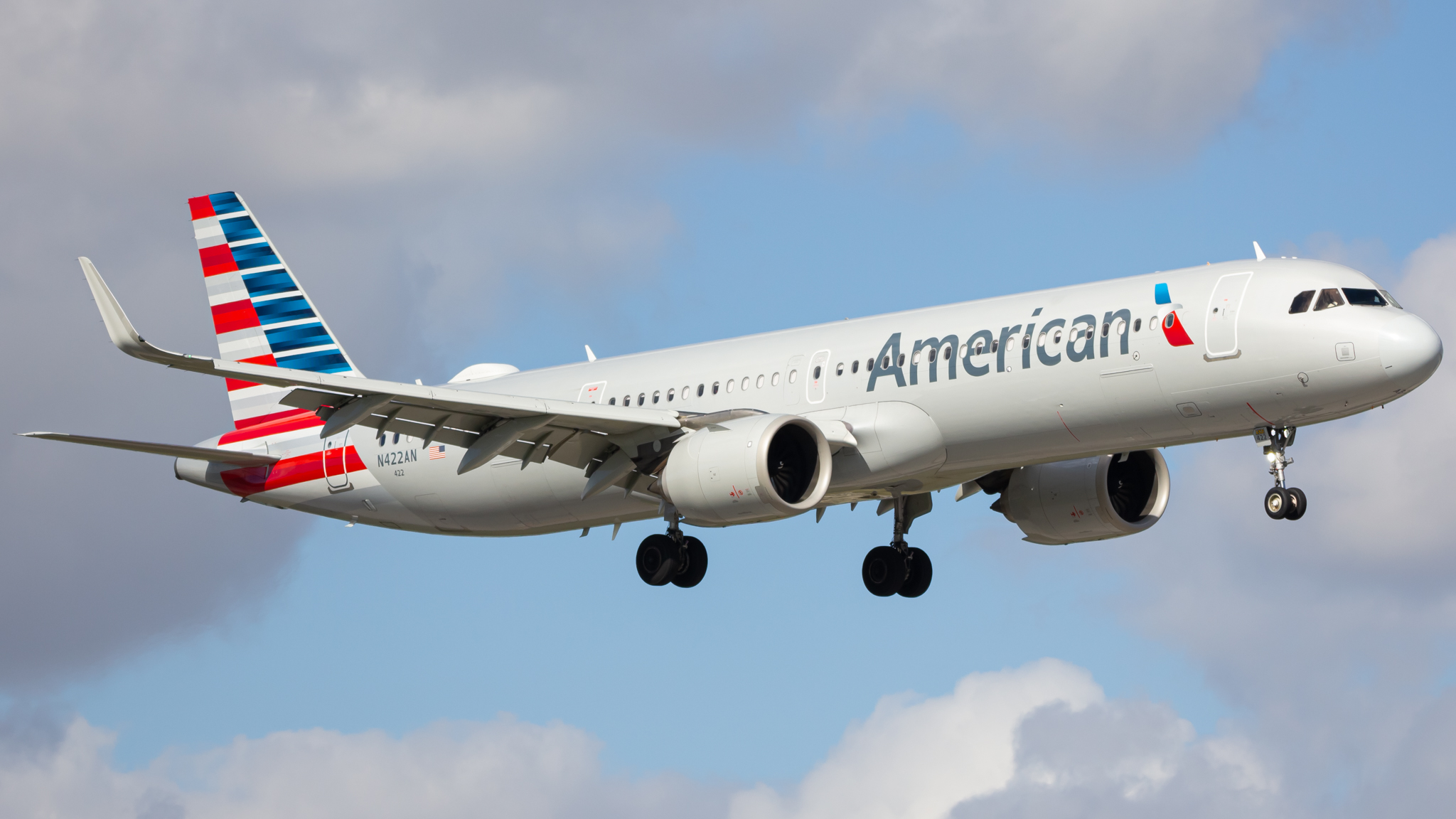 Full size: American Airlines Airbus A321NEO N422AN at Miami International Airport