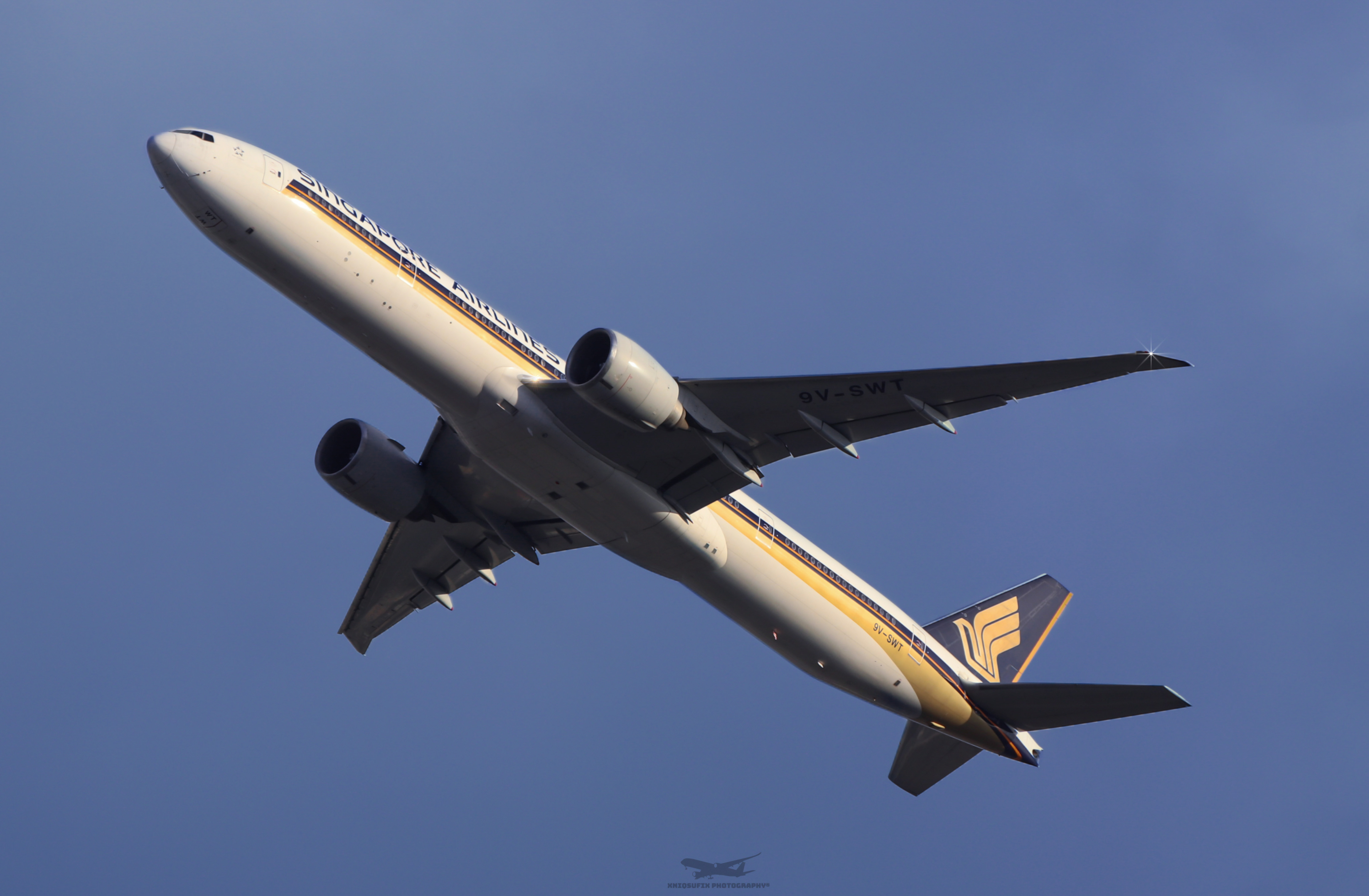 Full size: Singapore Airlines Boeing 777-300ER 9V-SWT at Singapore-Changi Airport