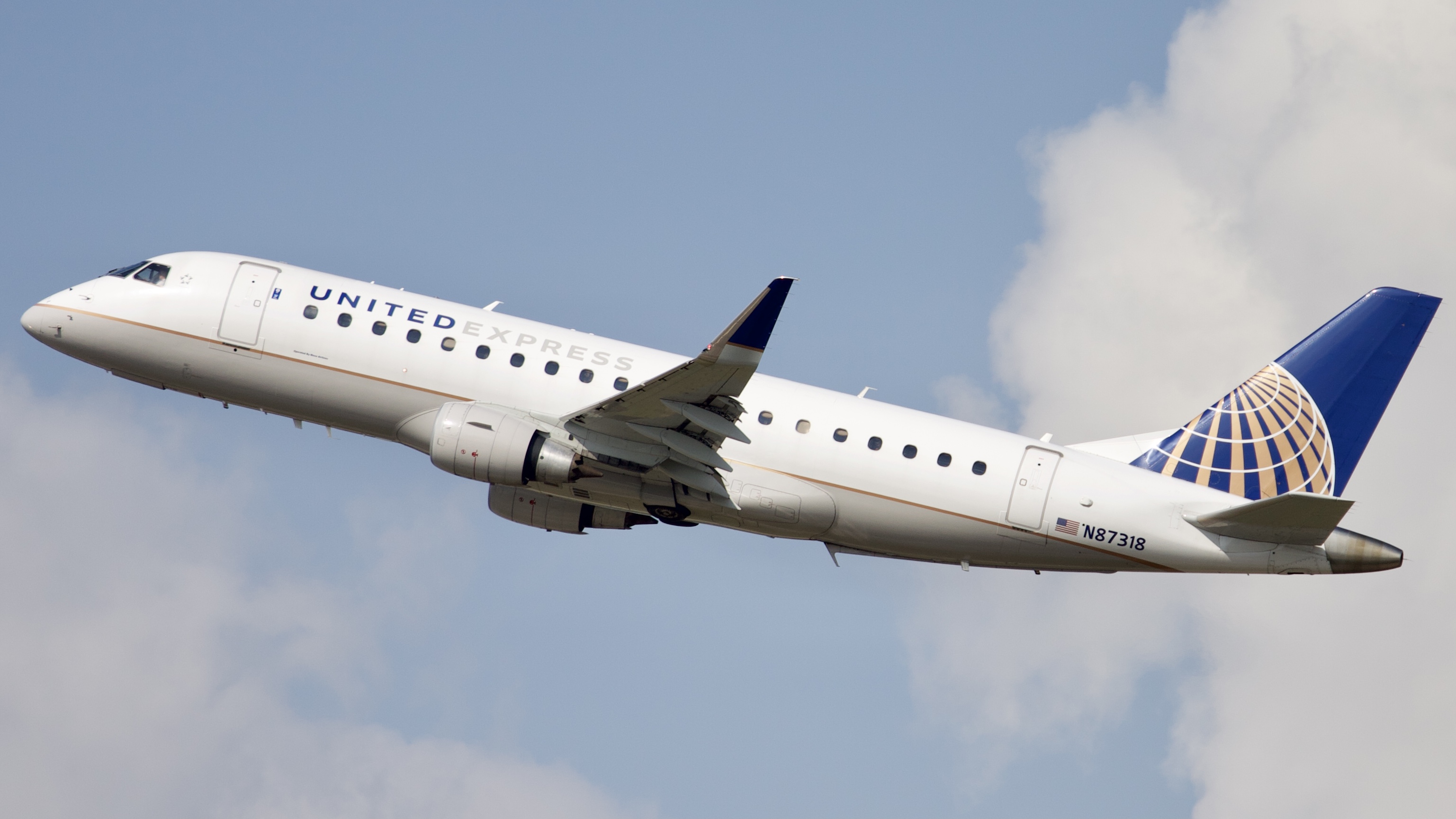 Full size: United Express Embraer E175LR N87318 at Houston-George Bush Intercontinental Airport