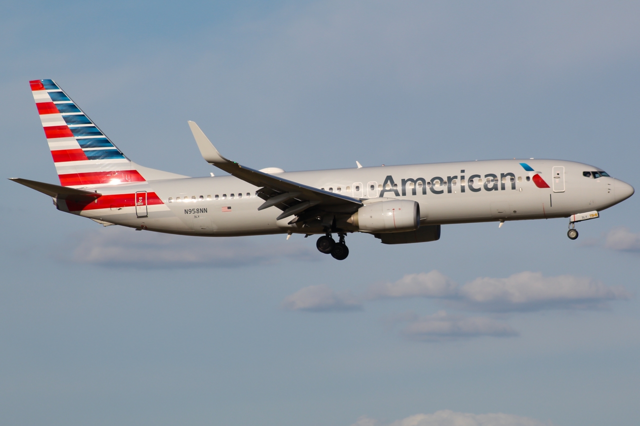 Full size: American Airlines Boeing 737-800 N958NN at Dallas-Fort Worth International Airport