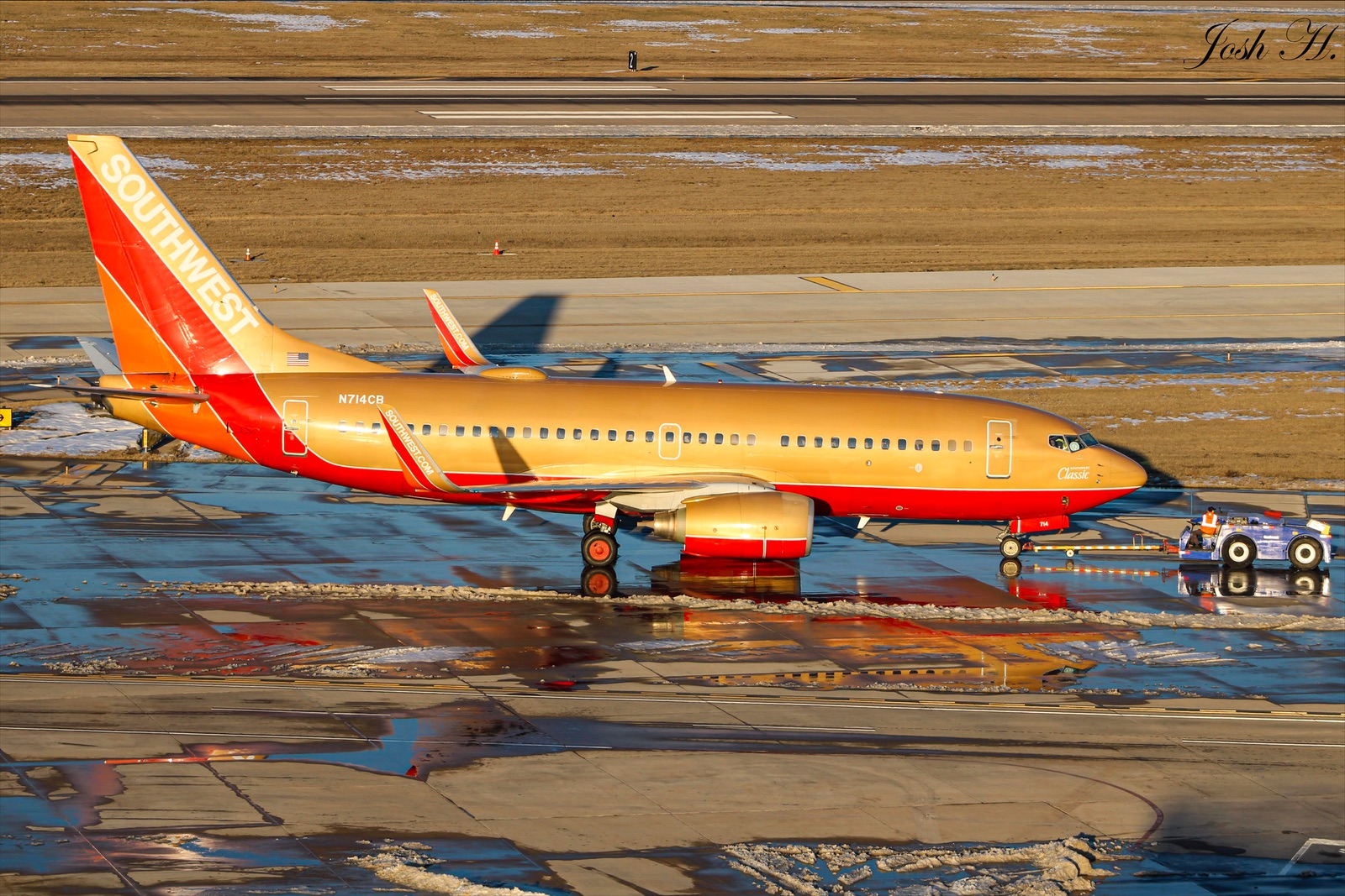 Full size: Southwest Airlines Boeing 737-700 N714CB at Dallas Love Field Airport