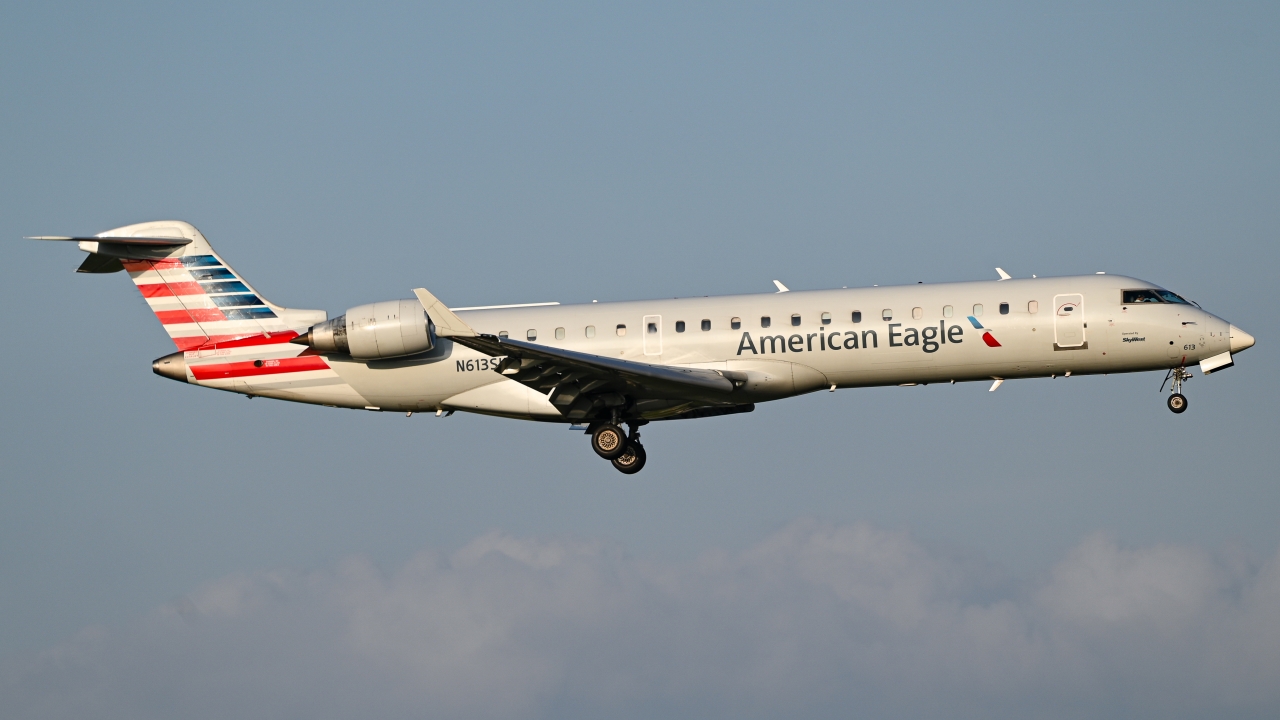 Full size: SkyWest Airlines Mitsubishi CRJ-700 N613SK at Dallas-Fort Worth International Airport