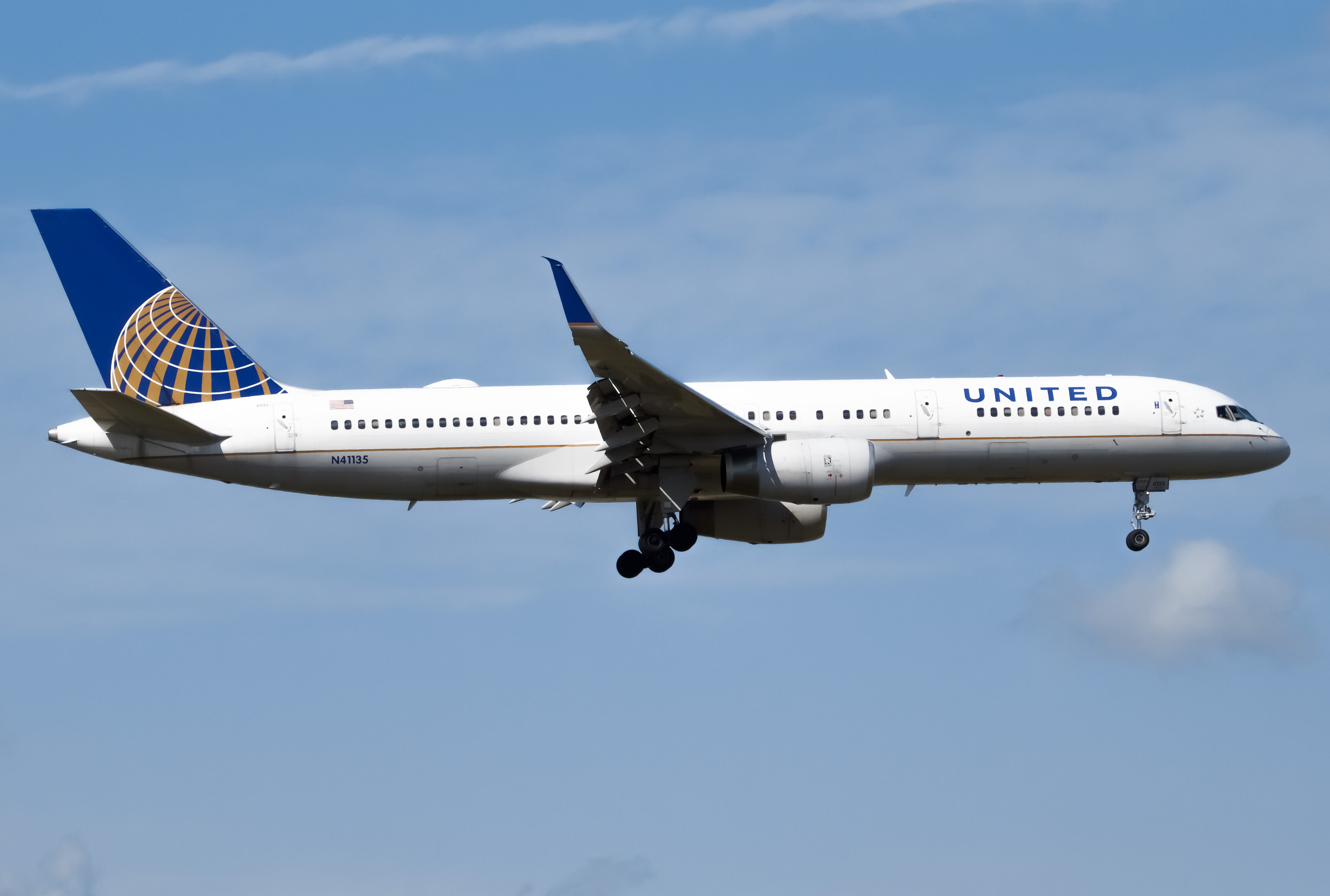 Full size: United Airlines Boeing 757-200 N41135 at Newark Liberty International Airport