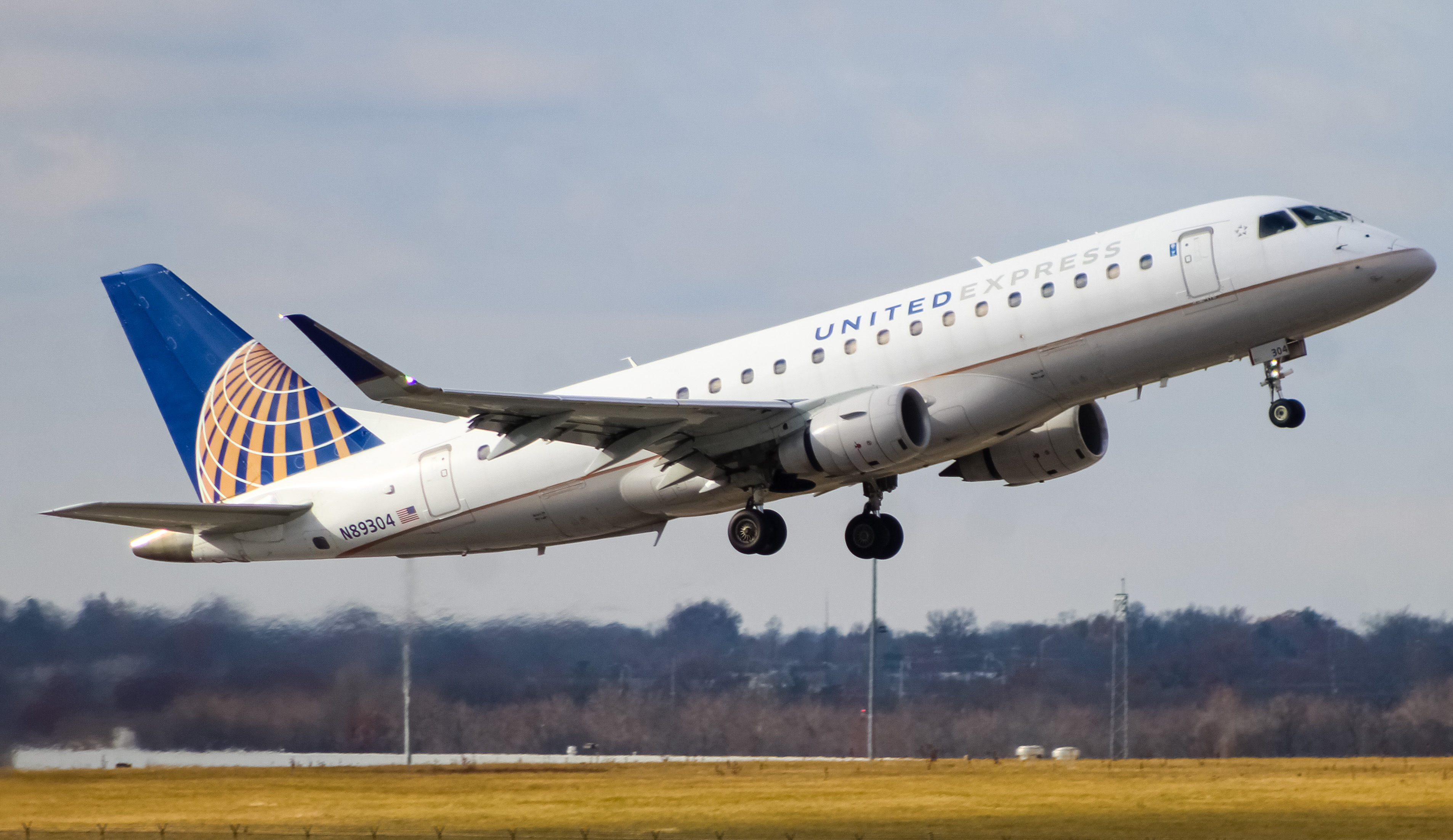 Full size: United Express Embraer E175 N89304 at Cincinnati/Northern Kentucky International Airport