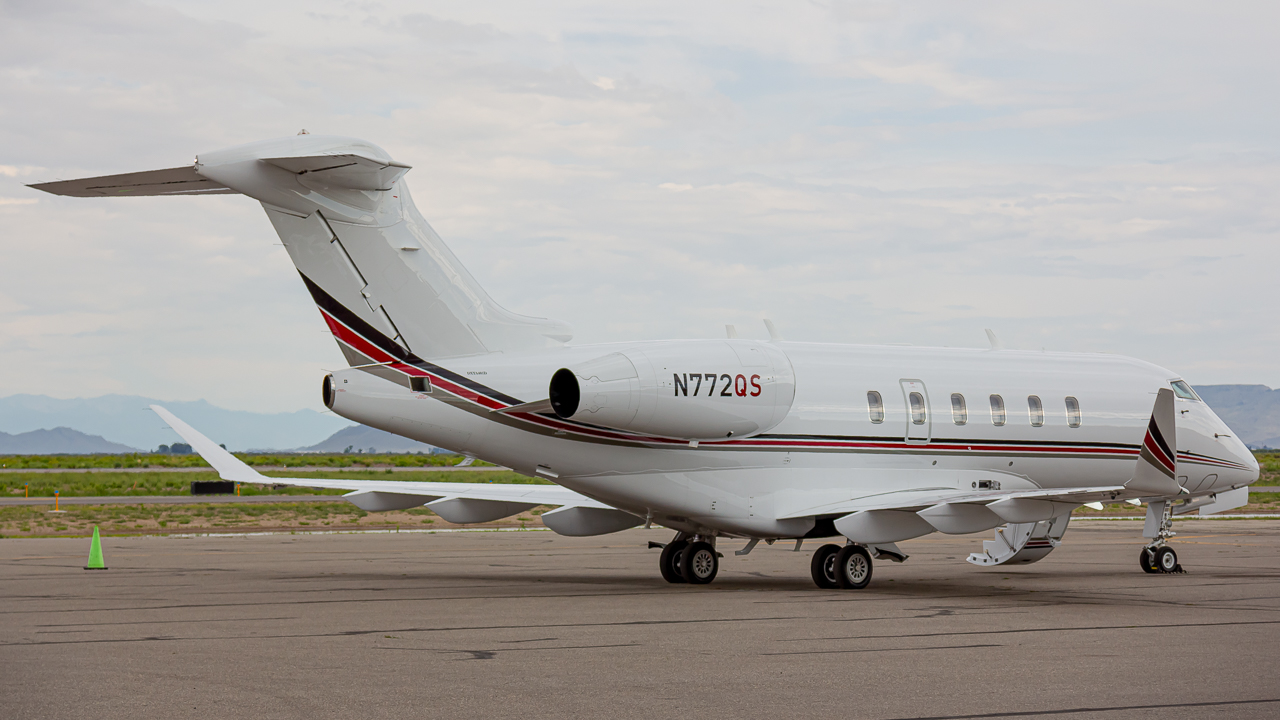Full size: NetJets Bombardier Challenger 350  N772QS at Alamosa San Luis Valley Regional Airport