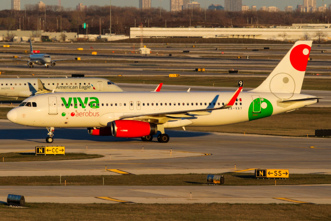 Full size: VivaAerobus Airbus A320 XA-VAY at Chicago O'Hare International Airport