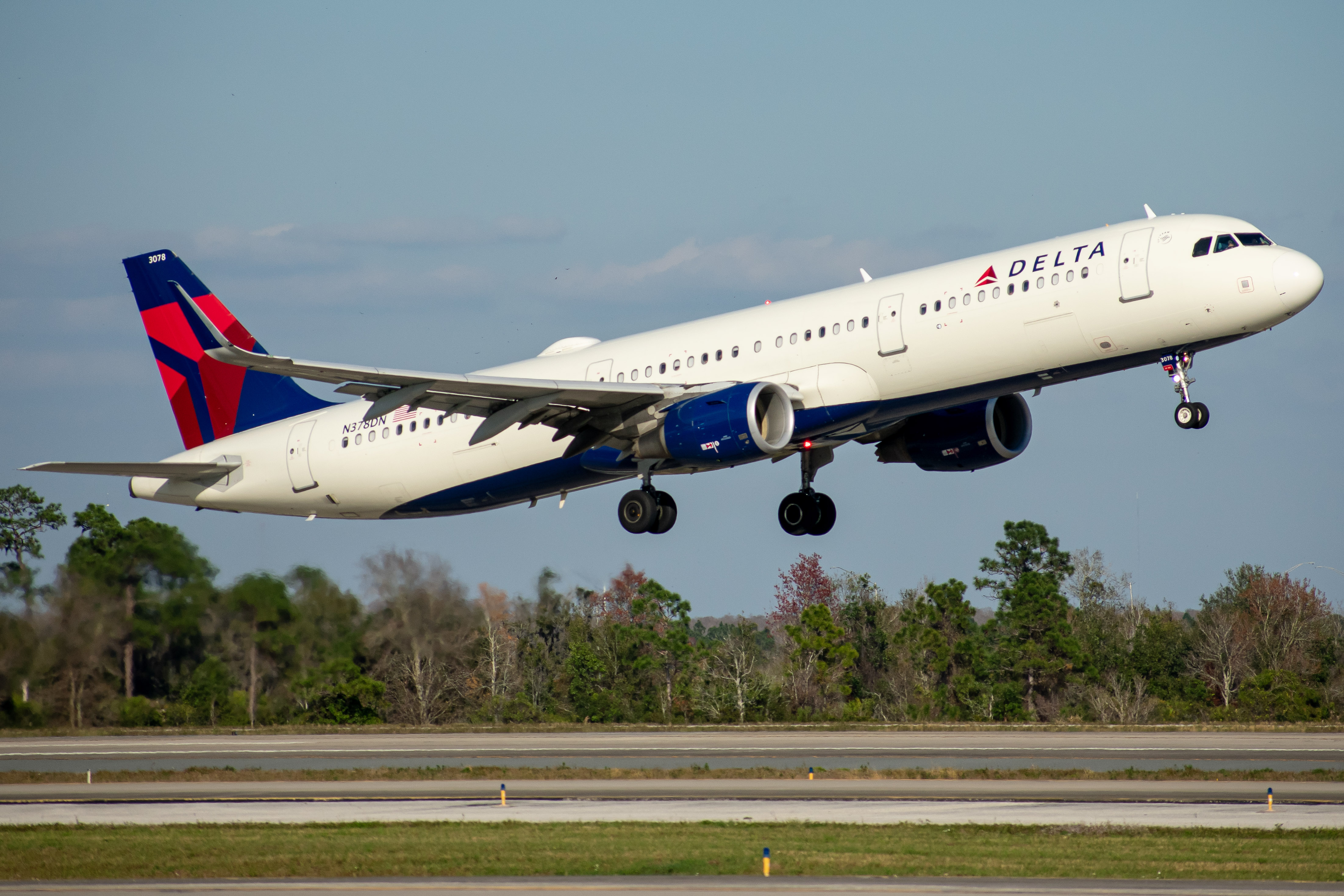 Full size: Delta Airlines Airbus A321-200 N378DN at Orlando International Airport
