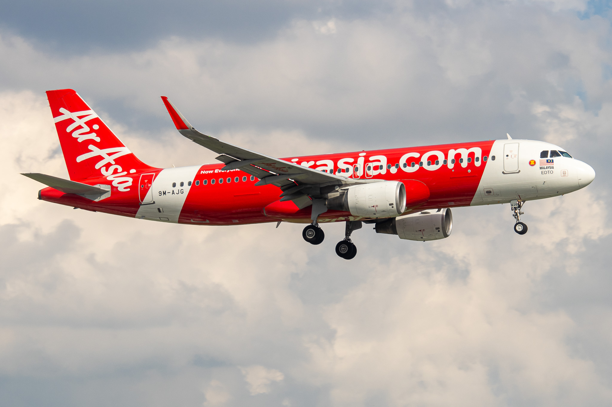 Full size: AirAsia Airbus A320 9M-AJG at Tan Son Nhat International Airport
