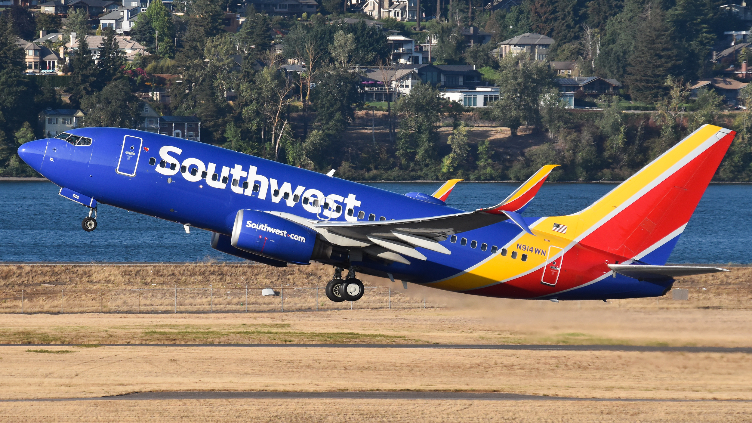 Full size: Southwest Airlines Boeing 737-700 N914WN at Portland International Airport