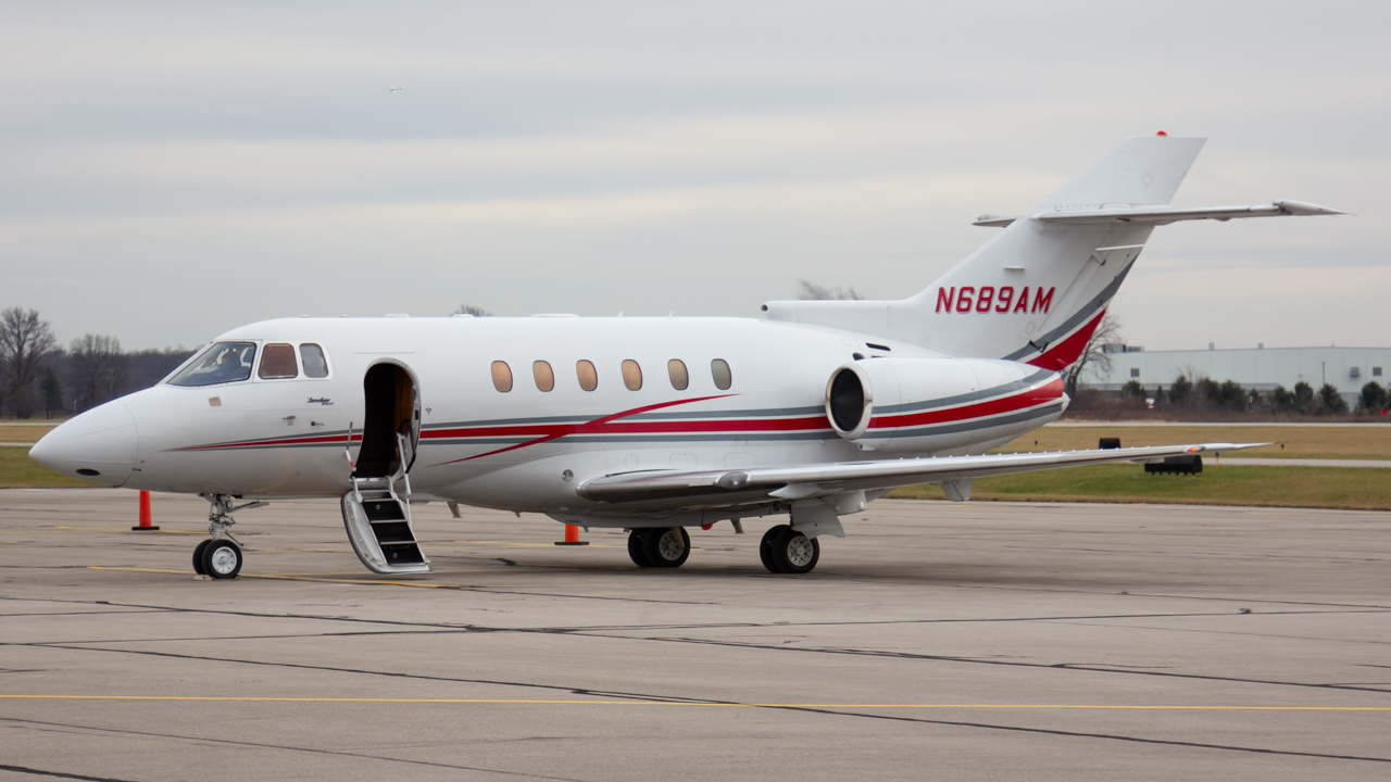 Full size: PRIVATE Beechcraft Hawker 800XP N689AM at Delaware Municipal Airport