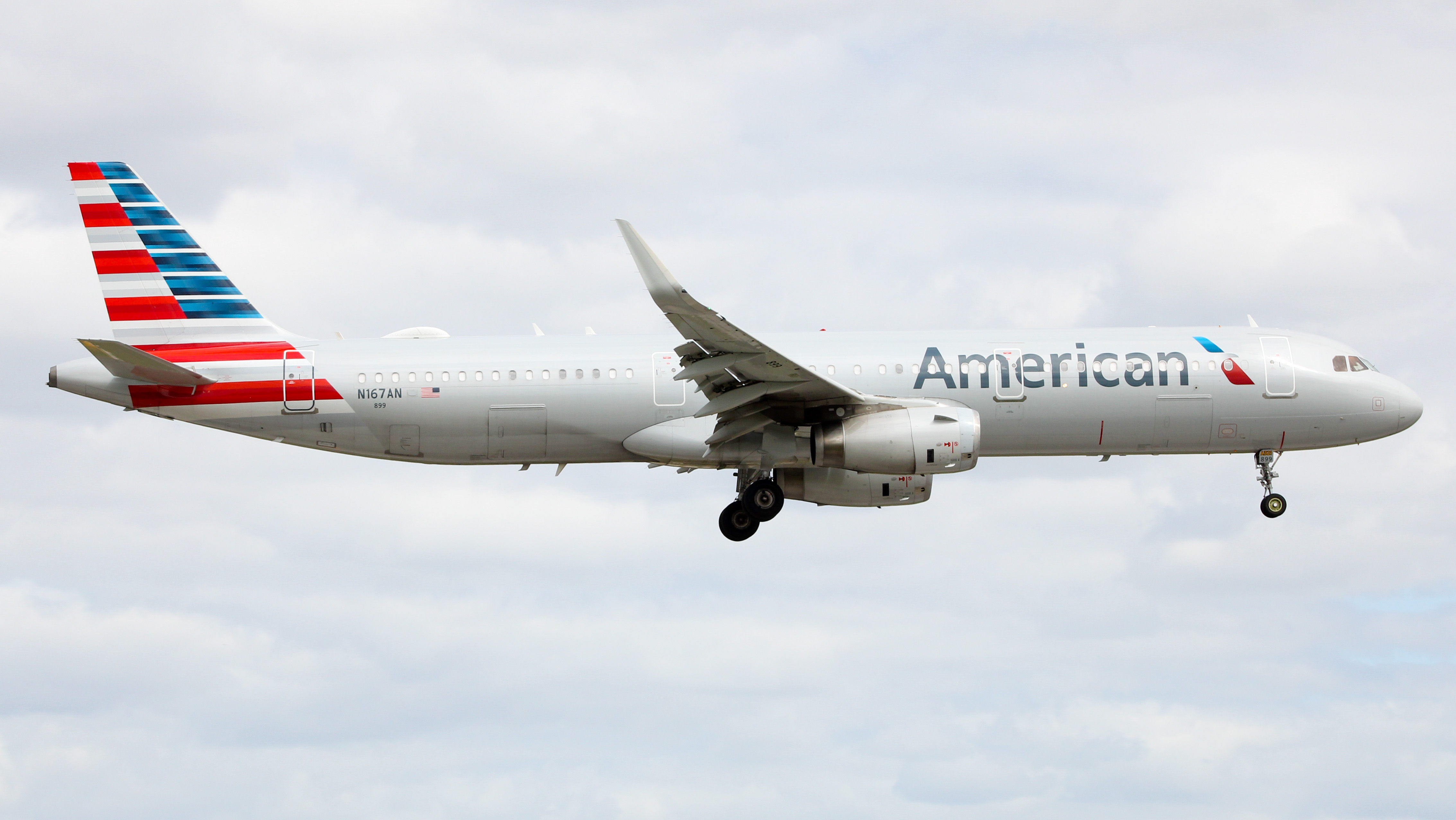 Full size: American Airlines Airbus A321-200 N167AN at Miami International Airport