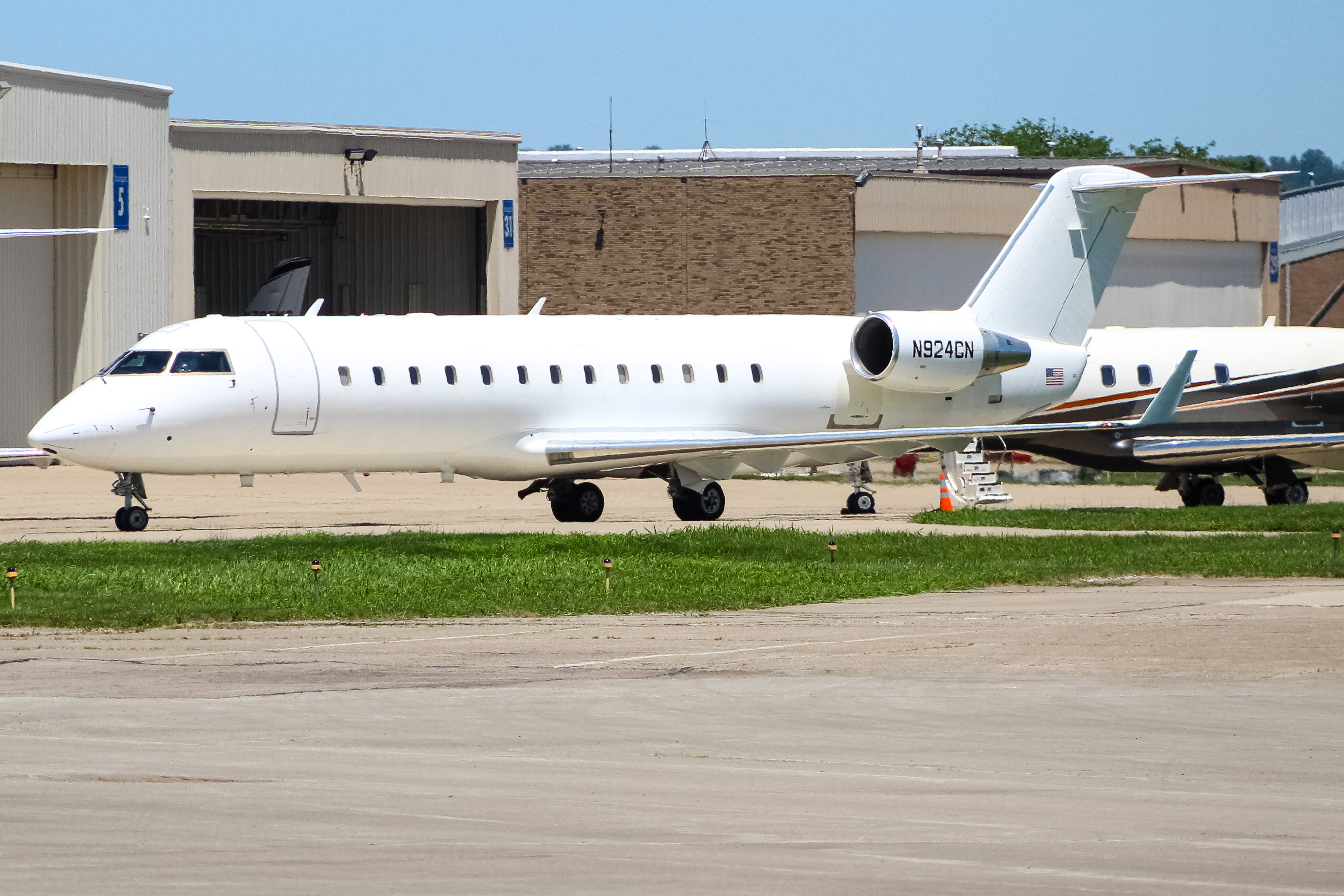 Full size: Contour Aviation Mitsubishi CRJ-200 N924CN at Cincinnati Municipal Airport/Lunken Field