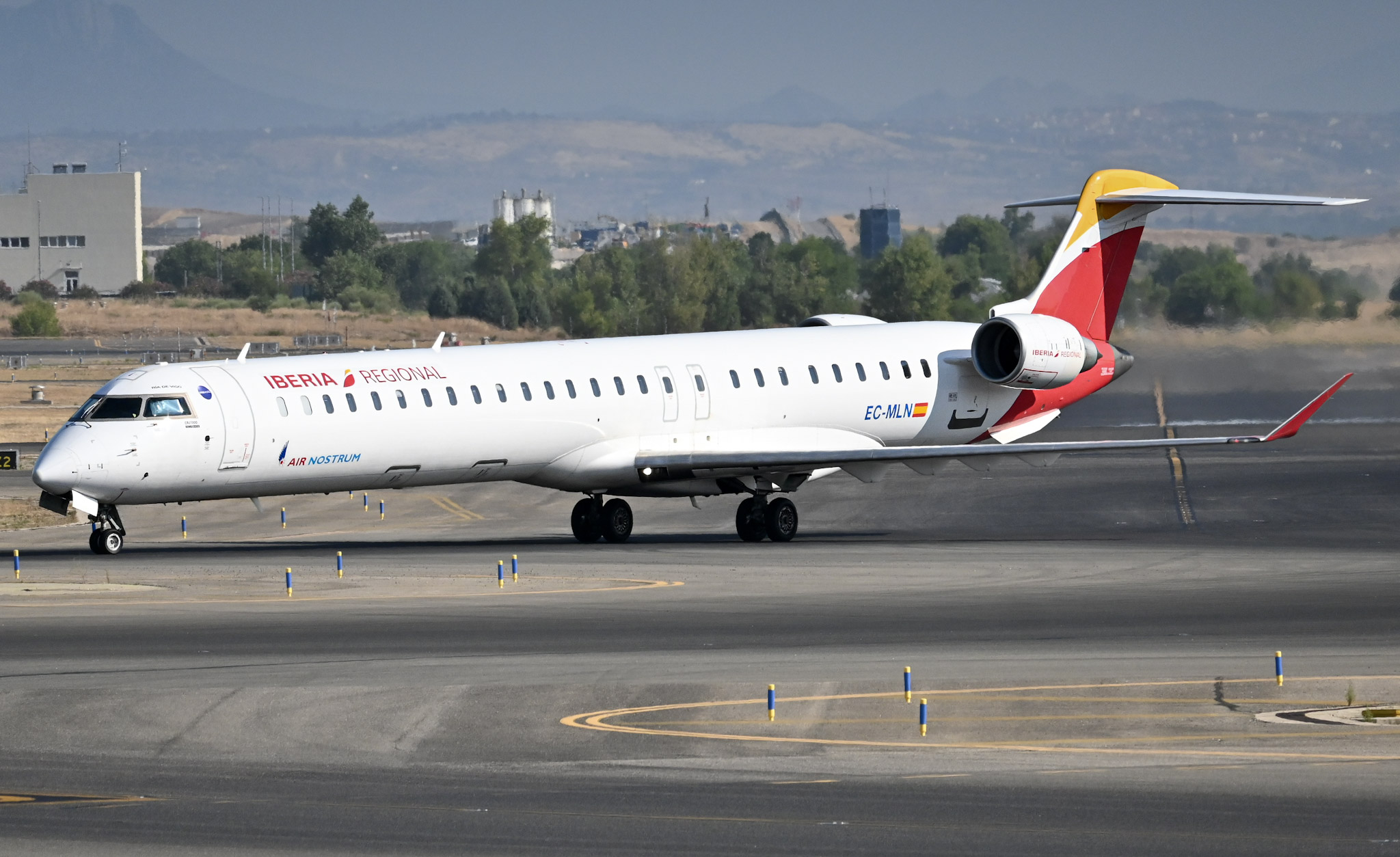 Full size: Iberia Mitsubishi CRJ-1000 EC-MLN at Madrid Barajas Airport