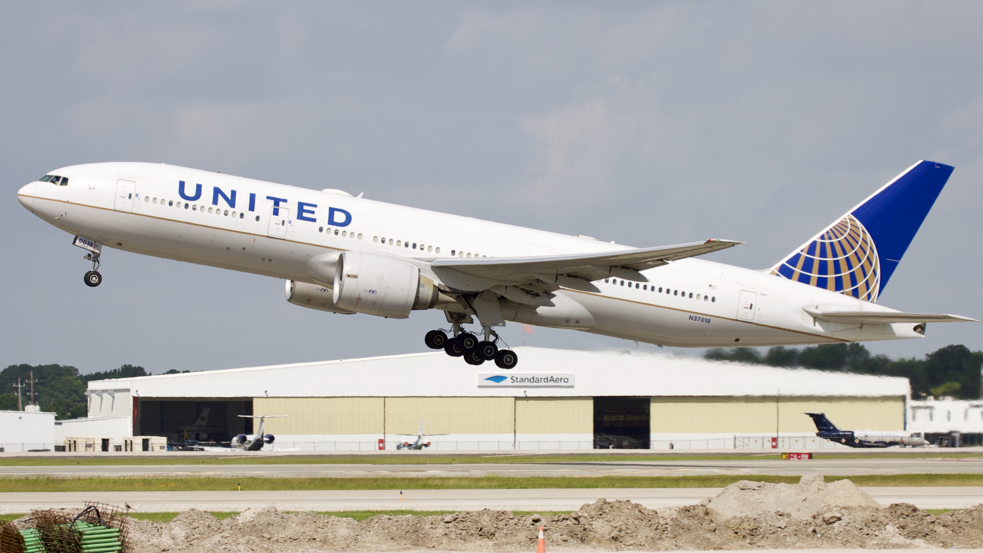 Full size: United Airlines Boeing 777-200ER N37018 at Houston-George Bush Intercontinental Airport