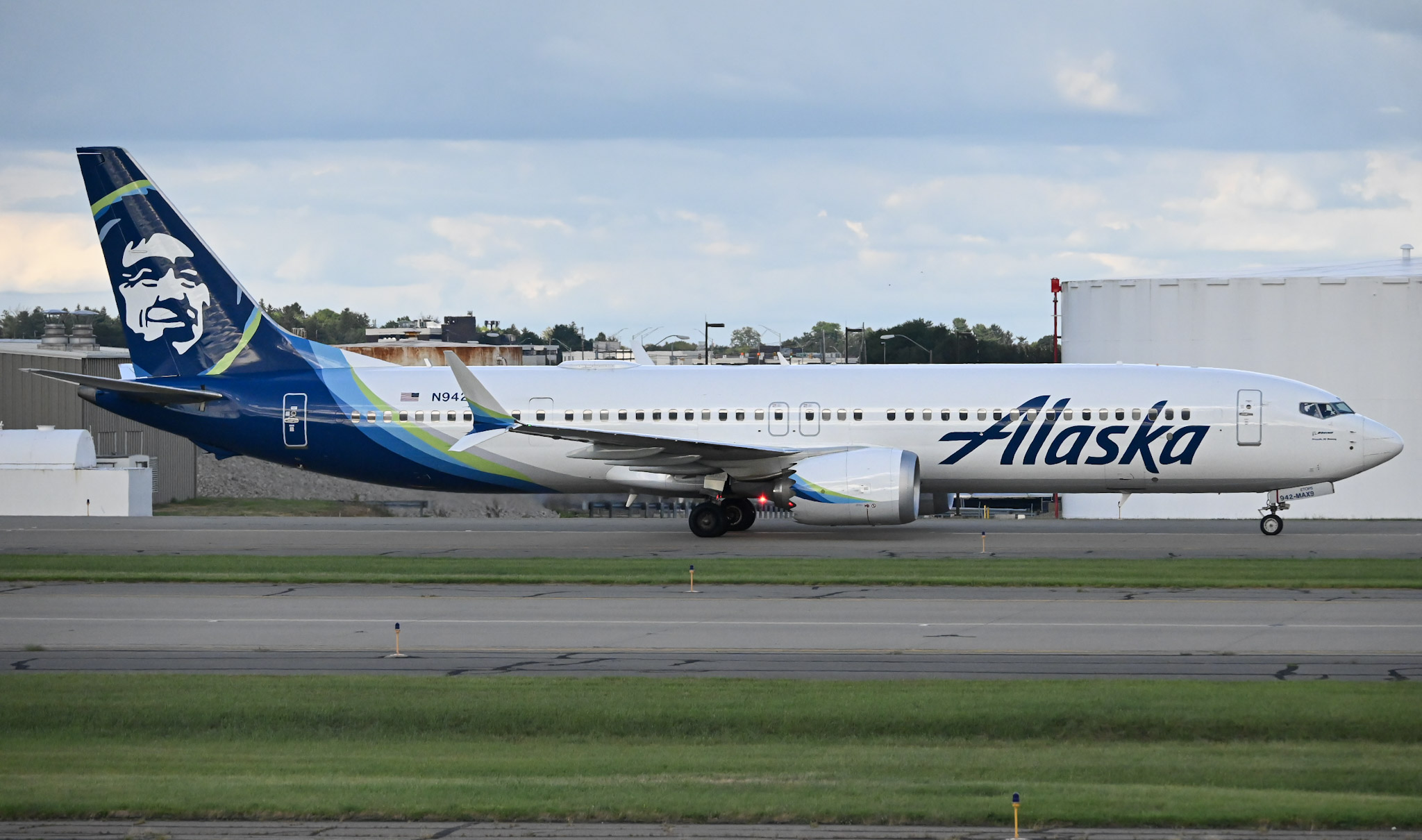 Full size: Alaska Airlines Boeing 737 MAX 9 N942AK at Pittsburgh International Airport