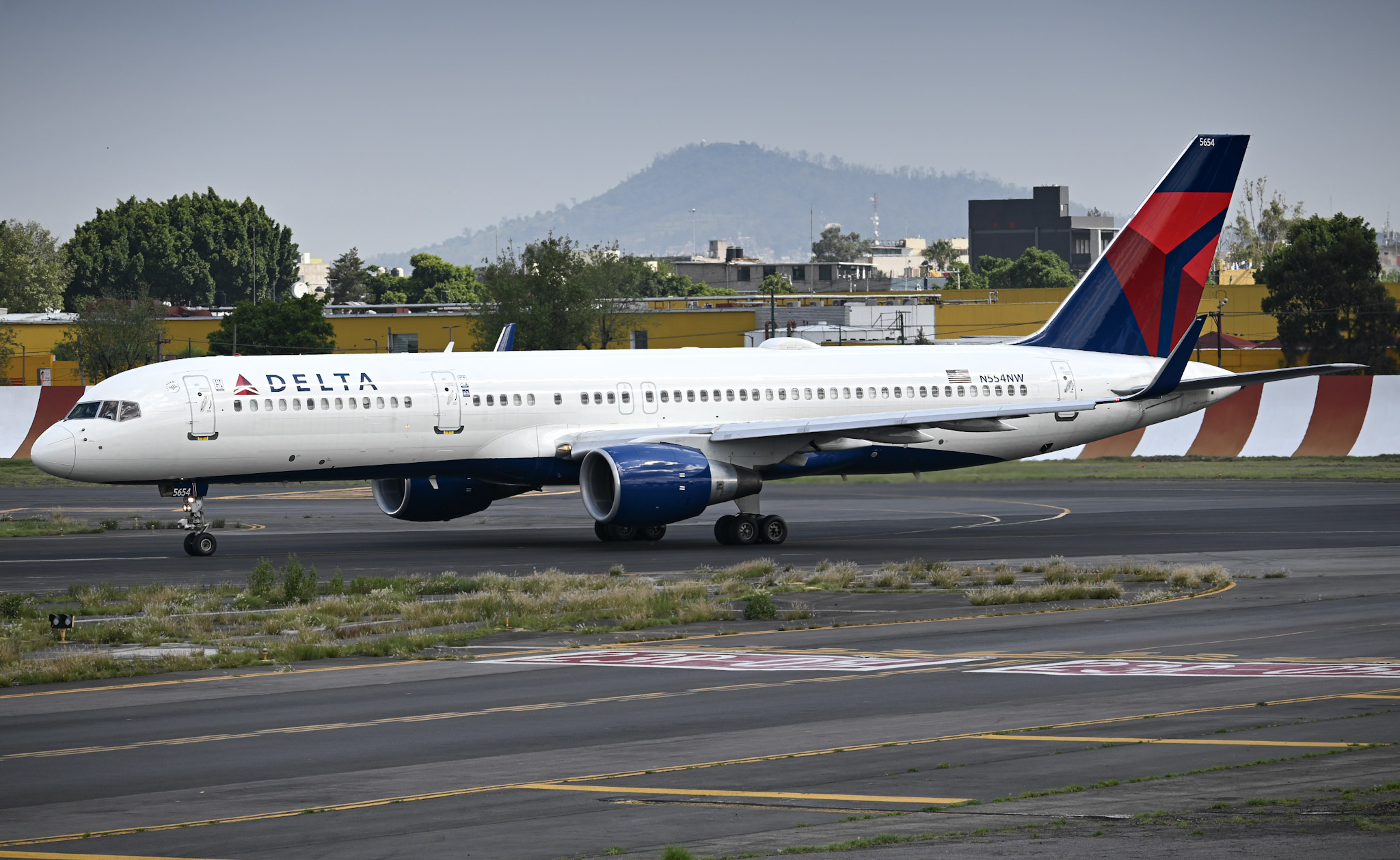 Full size: Delta Airlines Boeing 757-200 N554NW at Mexico City International Airport