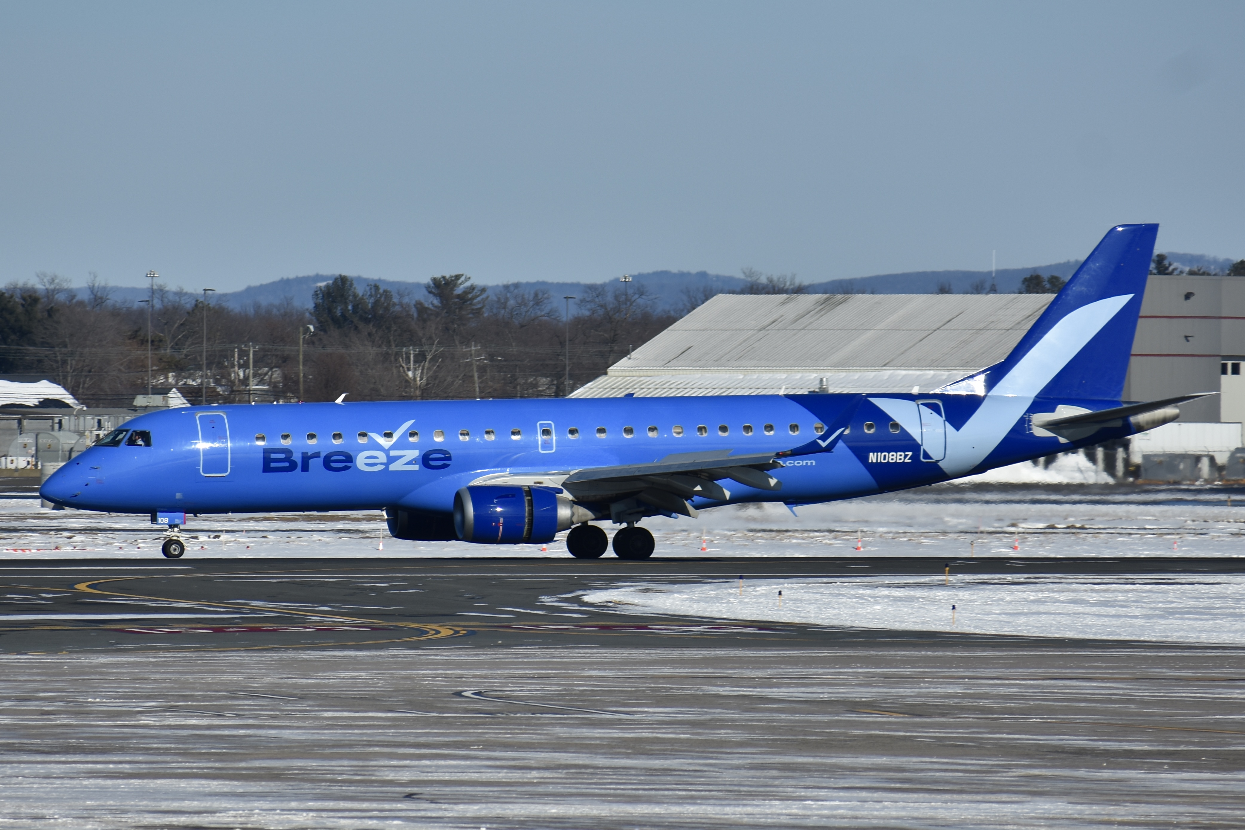 Full size: Breeze Airways Embraer E190 N108BZ at Bradley International Airport