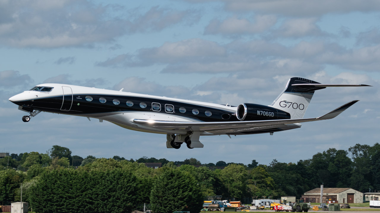 Full size: Gulfstream Aerospace Gulfstream G700 N706GD at Fairford Airport