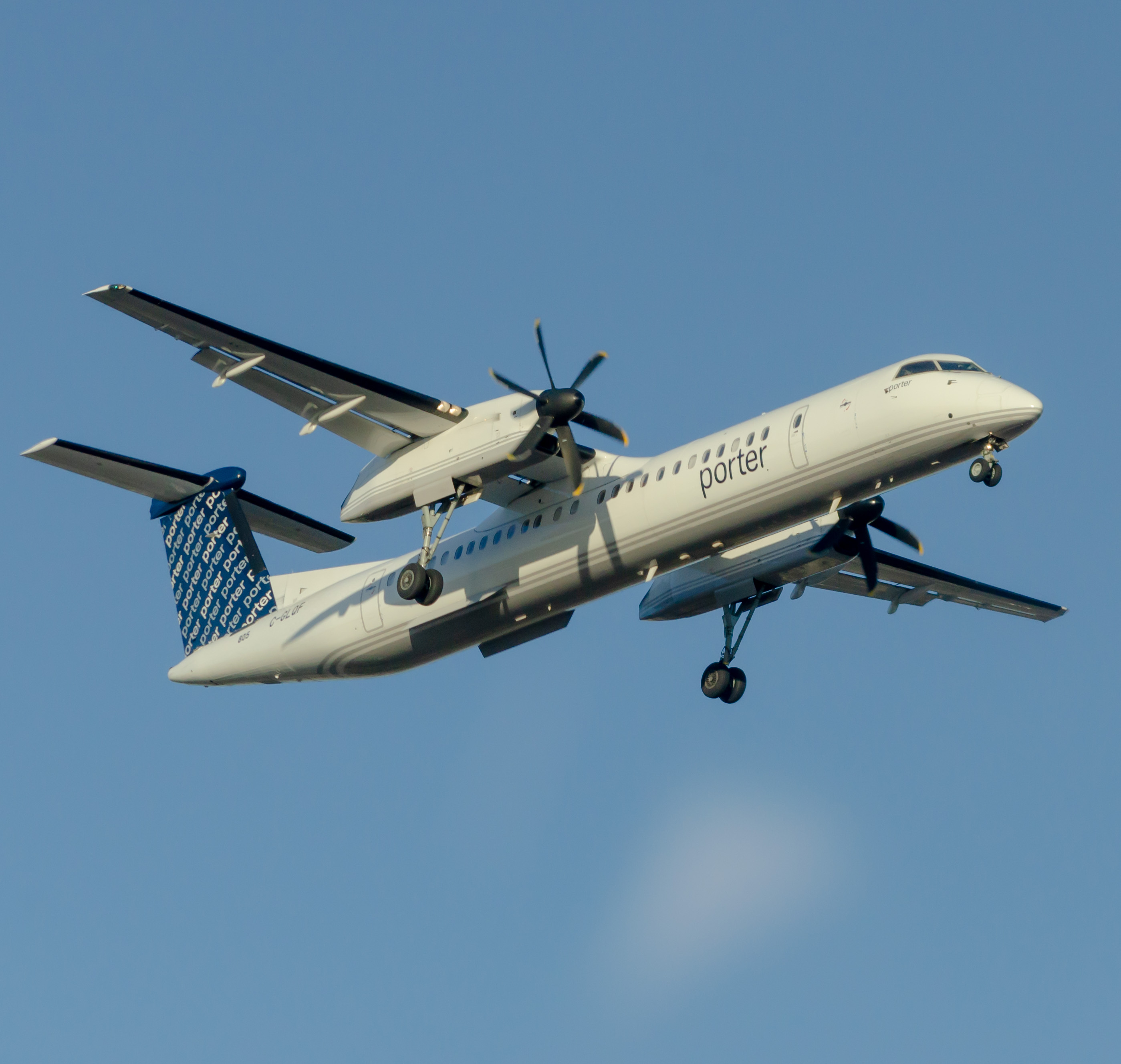 Full size: Porter Airlines De Havilland Dash-8 q400 C-GLOF at Newark Liberty International Airport