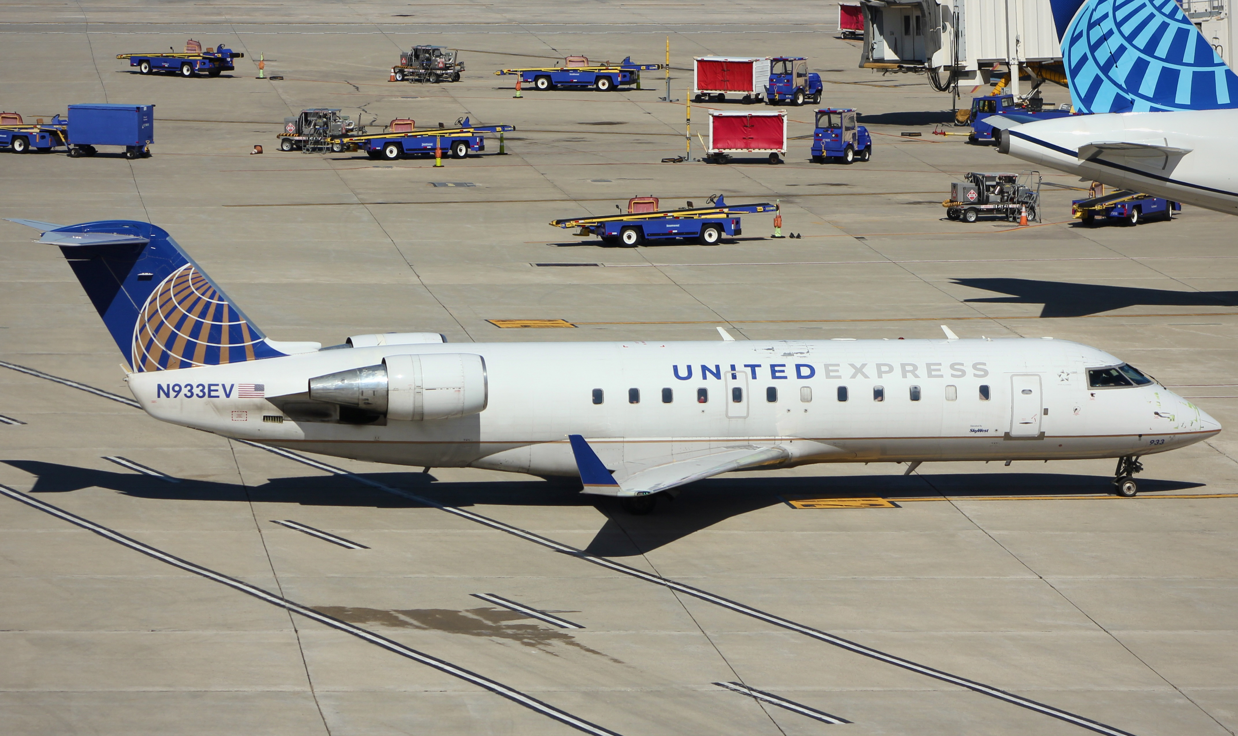 Full size: United Express Mitsubishi CRJ-200 N933EV at General Mitchell International Airport