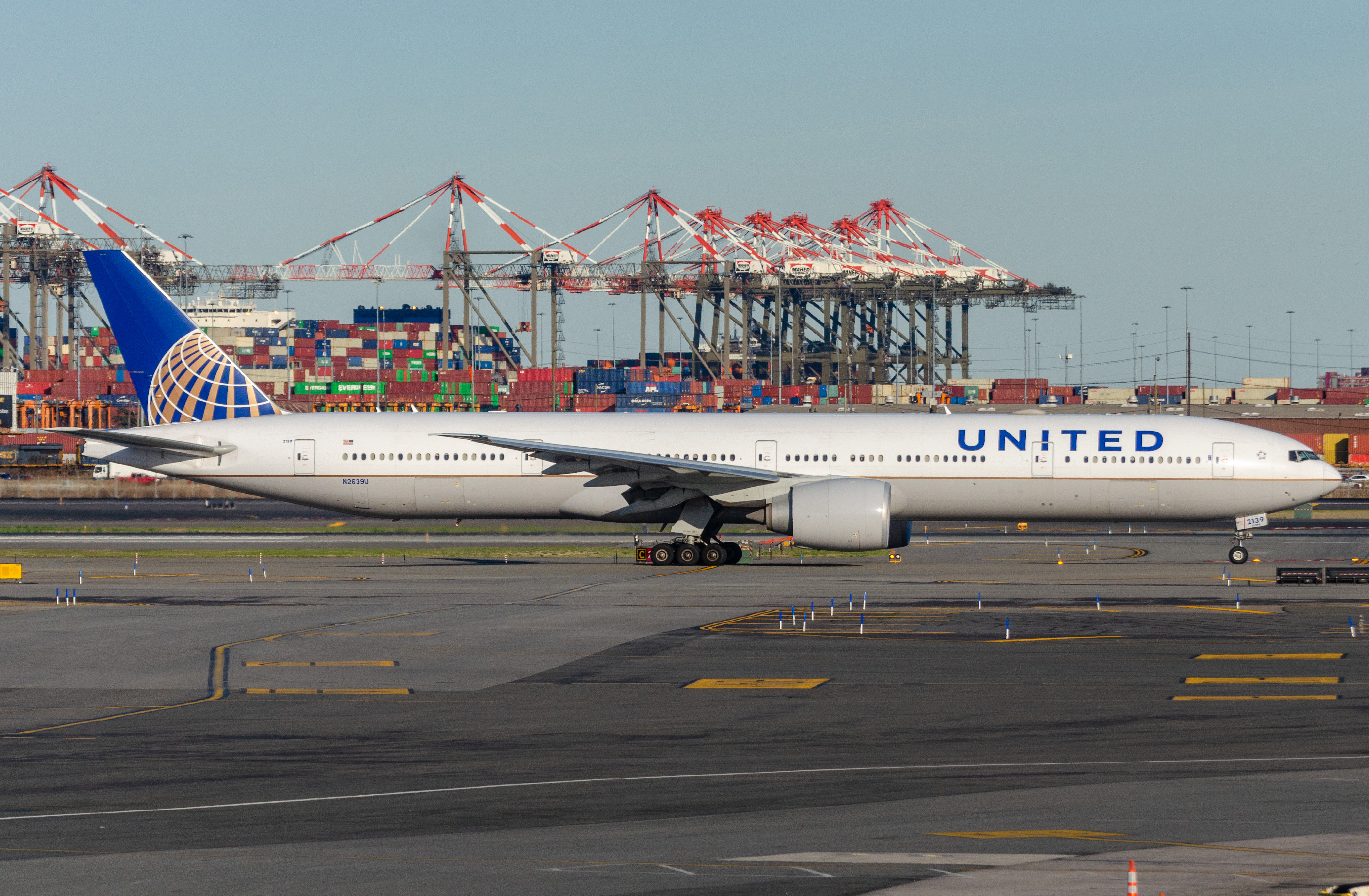 Full size: United Airlines Boeing 777-300ER N2639U at Newark Liberty International Airport