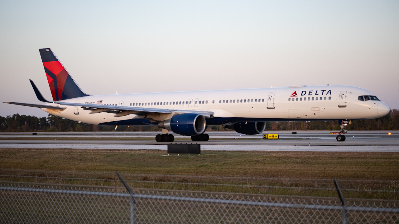 Full size: Delta Airlines Boeing 757-300 N586NW at Orlando International Airport