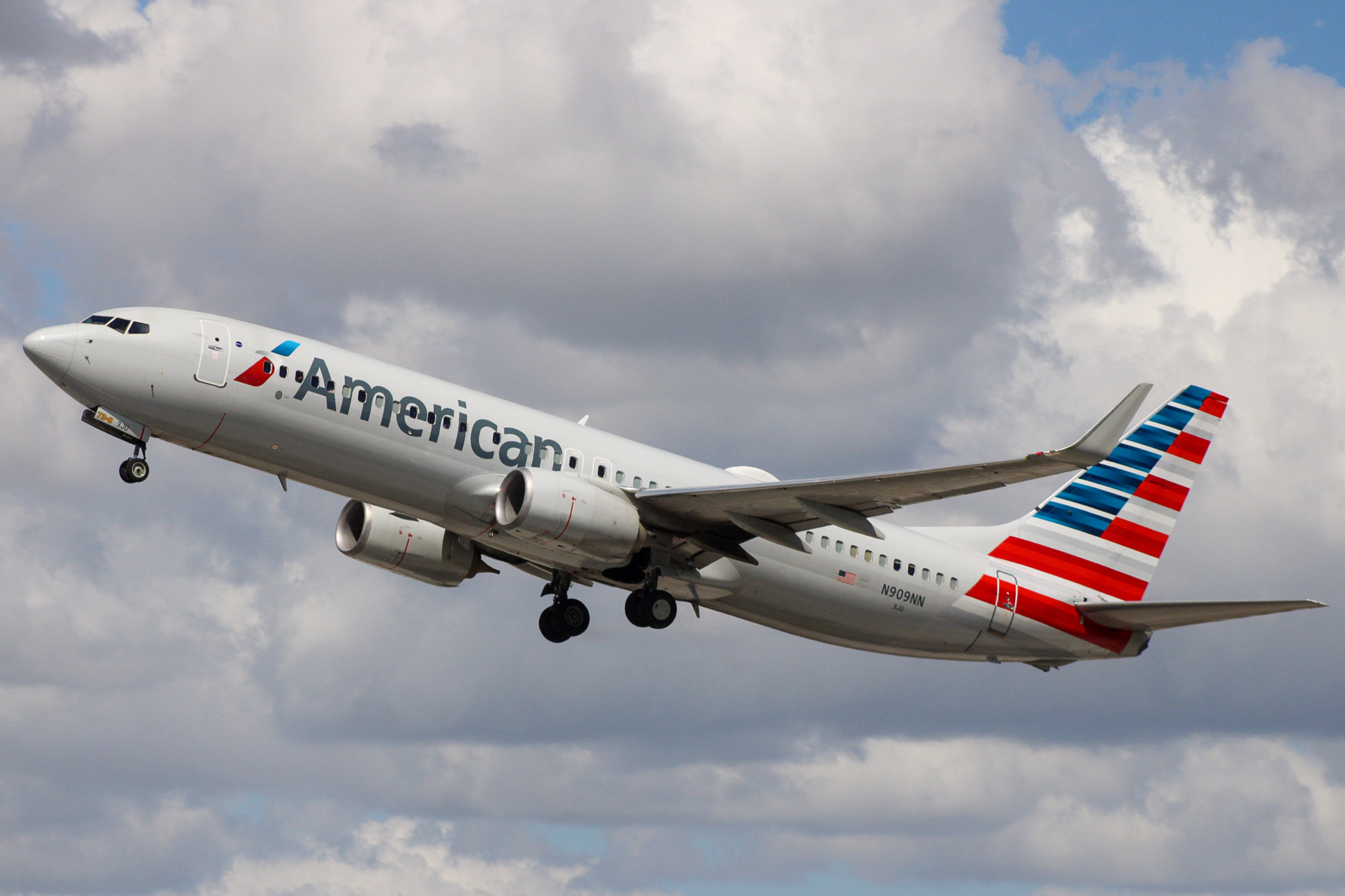 Full size: American Airlines Boeing 737-800 N909NN at Miami International Airport