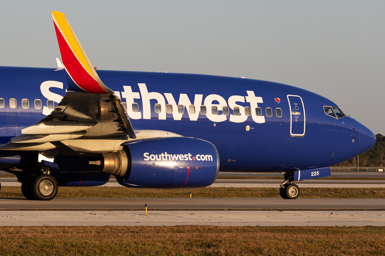 Full size: Southwest Airlines Boeing 737-700 N225WN at Orlando International Airport