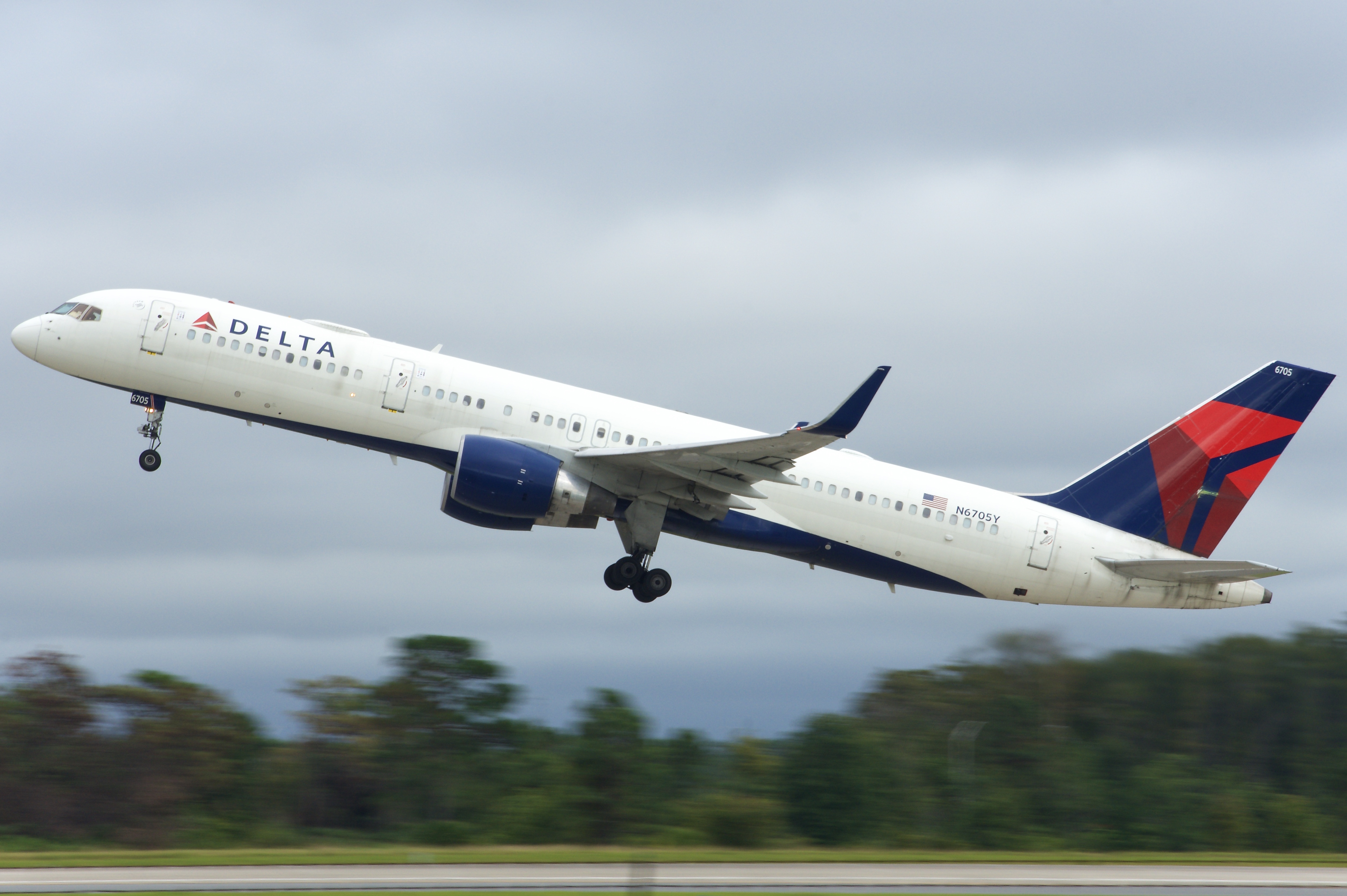 Full size: Delta Airlines Boeing 757-200 N6705Y at Orlando International Airport