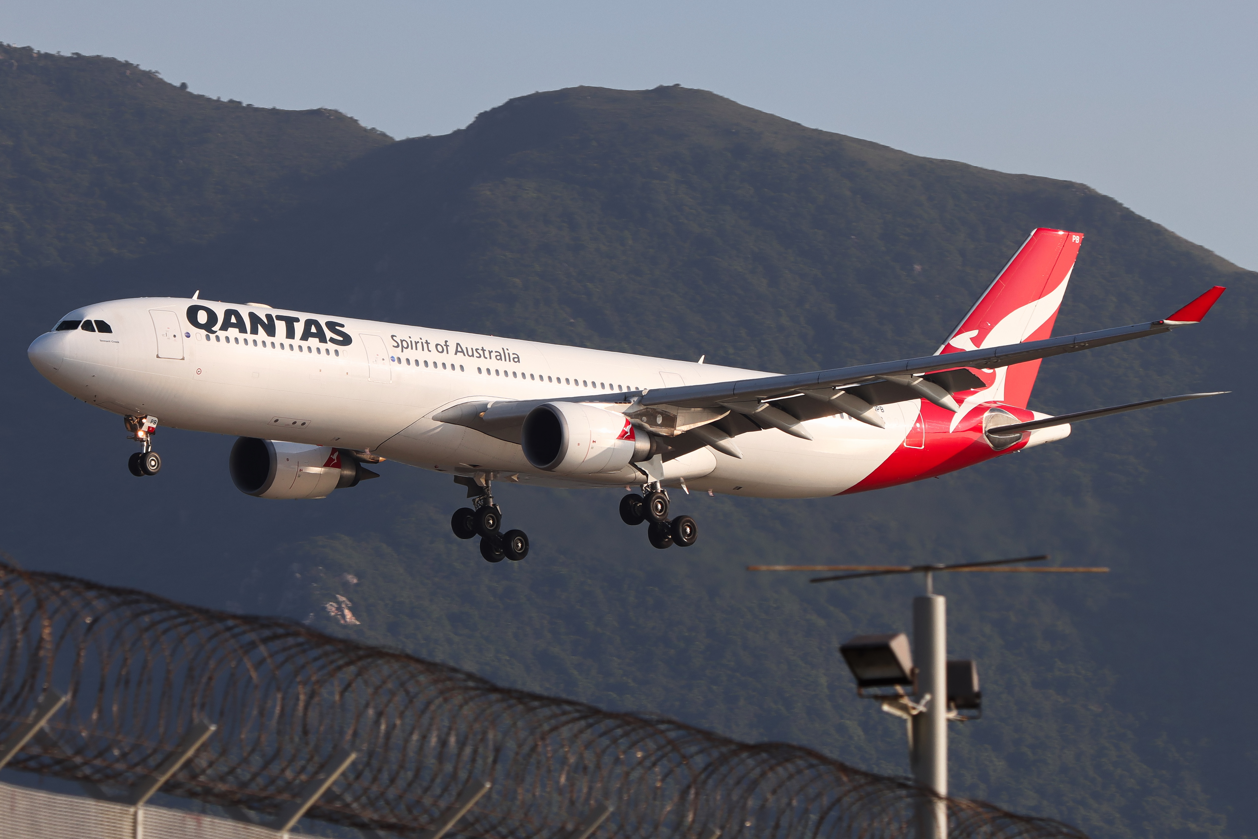 Full size: Qantas Airways Airbus A330-300 VH-QPB at Hong Kong International Airport