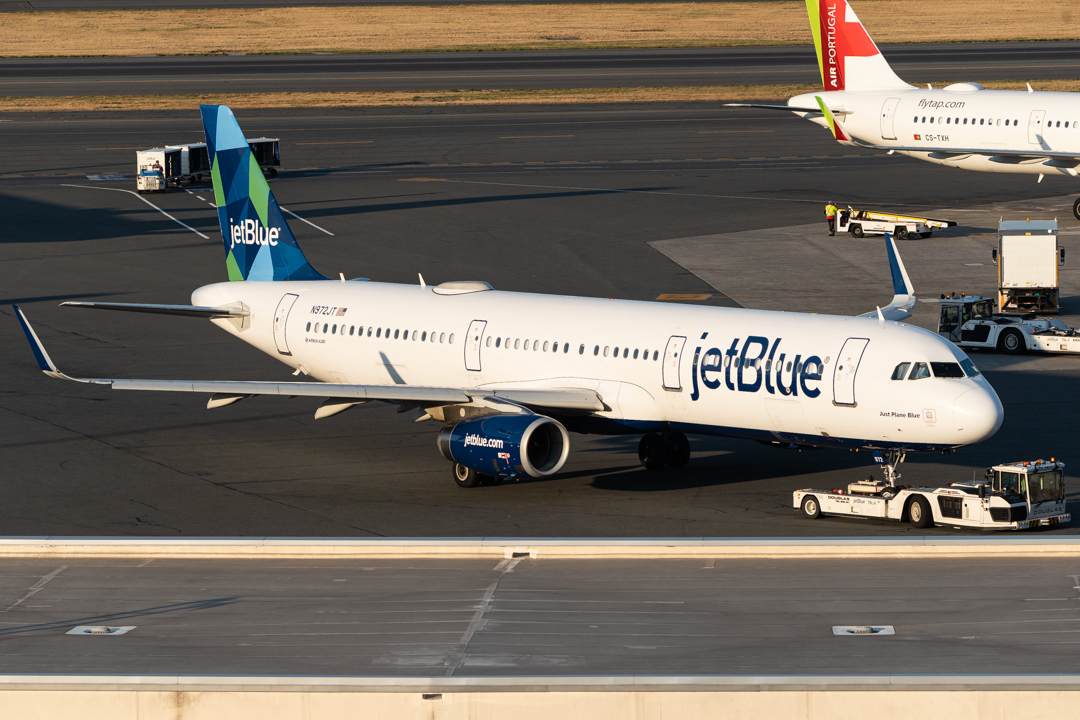 Full size: JetBlue Airways Airbus A321-200 N972JT at General Edward Lawrence Logan International Airport