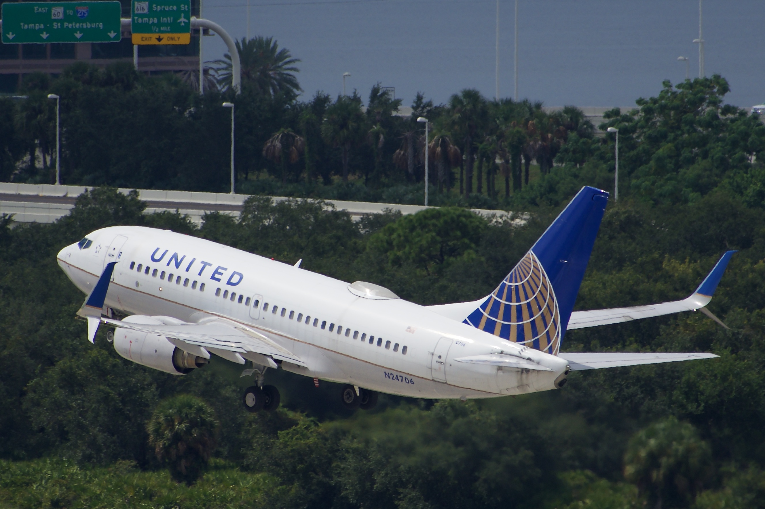 Full size: United Airlines Boeing 737-700 N24706 at Tampa International Airport