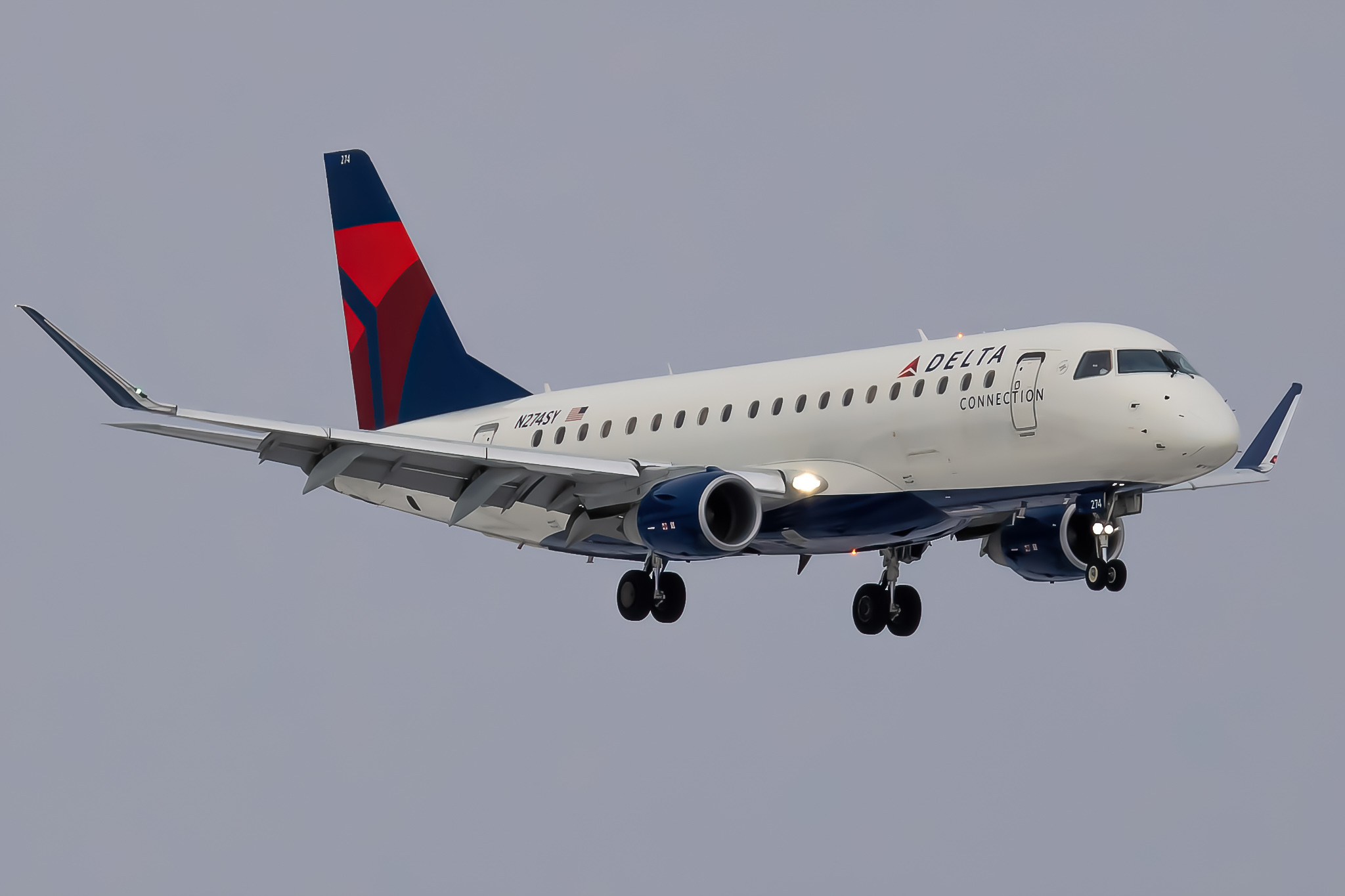 Full size: Delta Airlines Embraer E175 N274SY at Boise Air Terminal/Gowen Field