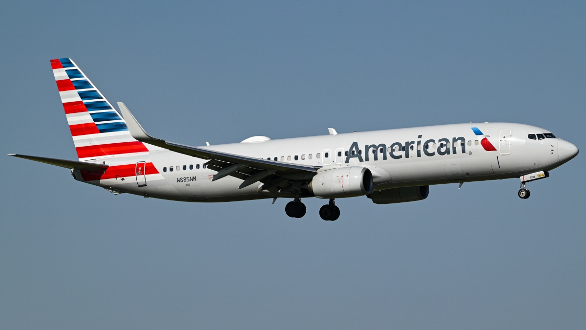 Full size: American Airlines Boeing 737-800 N885NN at Dallas-Fort Worth International Airport