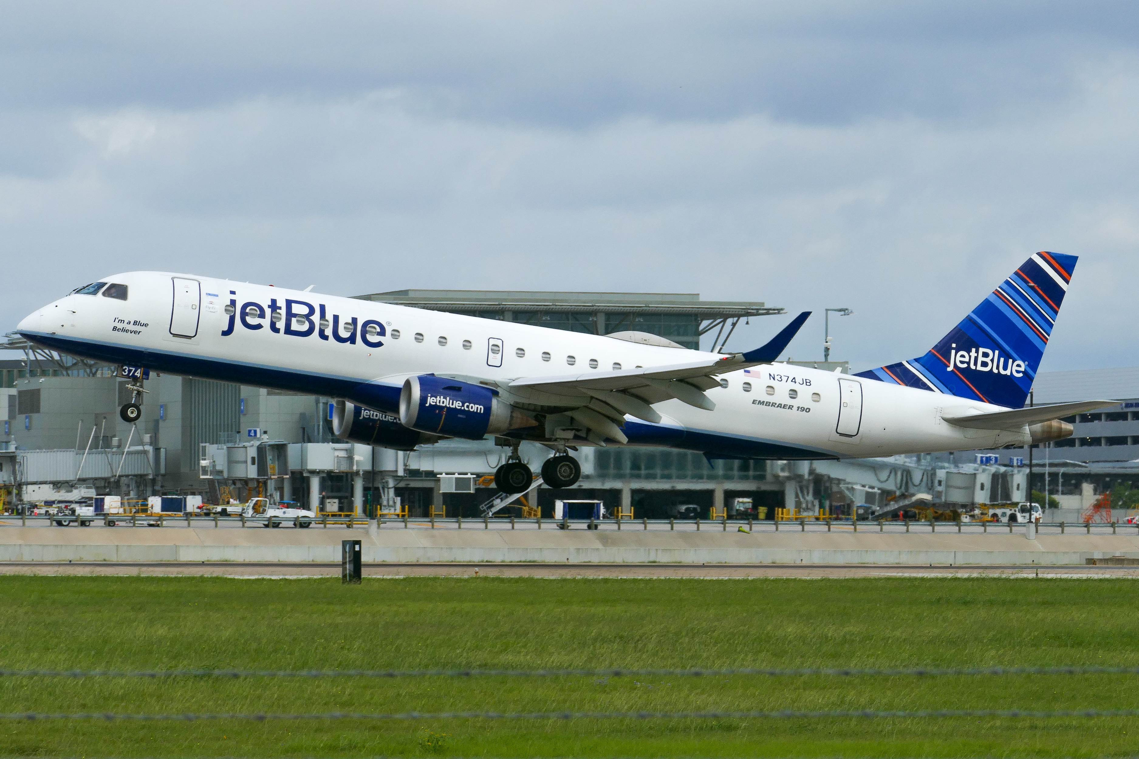 Full size: JetBlue Airways Embraer E190 N374JB at Austin-Bergstrom International Airport