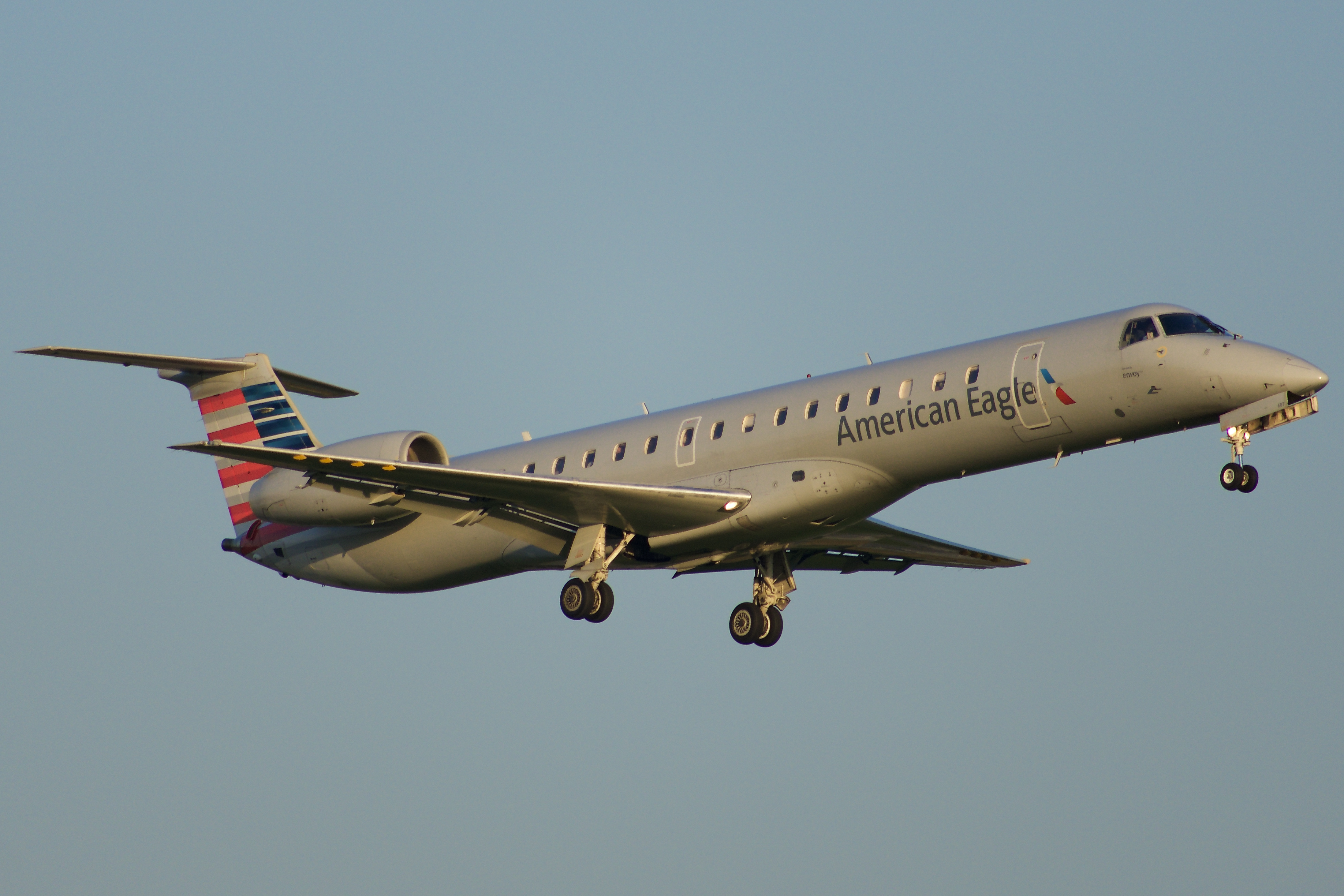 Full size: American Eagle Embraer ERJ145 N687JS at Green Bay-Austin Straubel International Airport