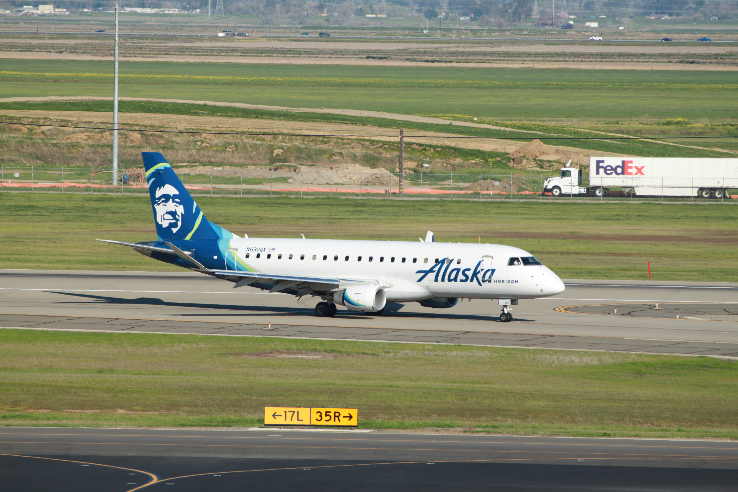 Full size: Alaska Airlines Embraer E175 N630QX at Sacramento International Airport